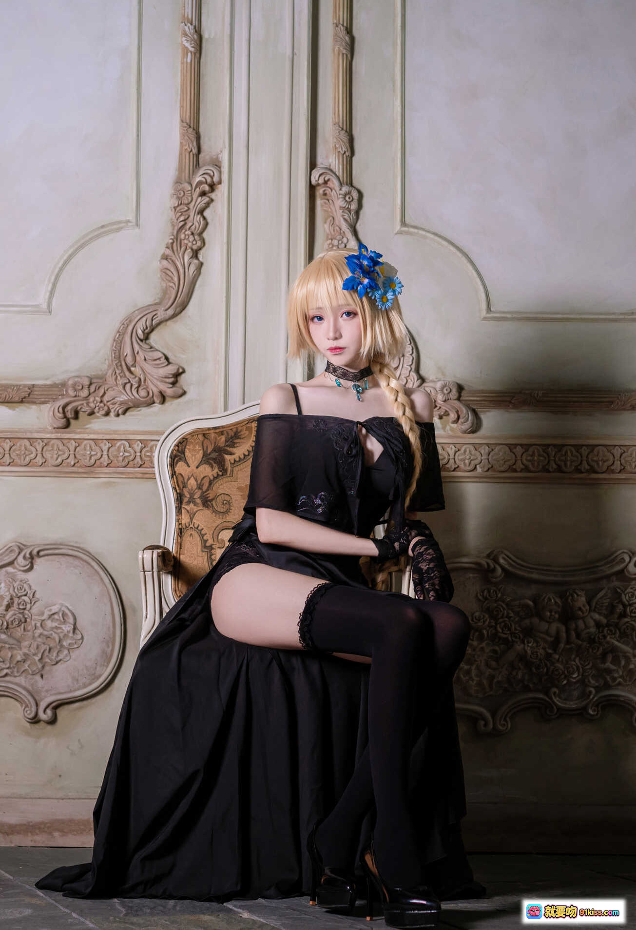 图片[5] - 青青子Js NO.005 礼服贞德 cosplay 黑色蕾丝礼服 金发双马尾 蓝花发饰 白花绿植背景 优雅性感写真 - 就要吻