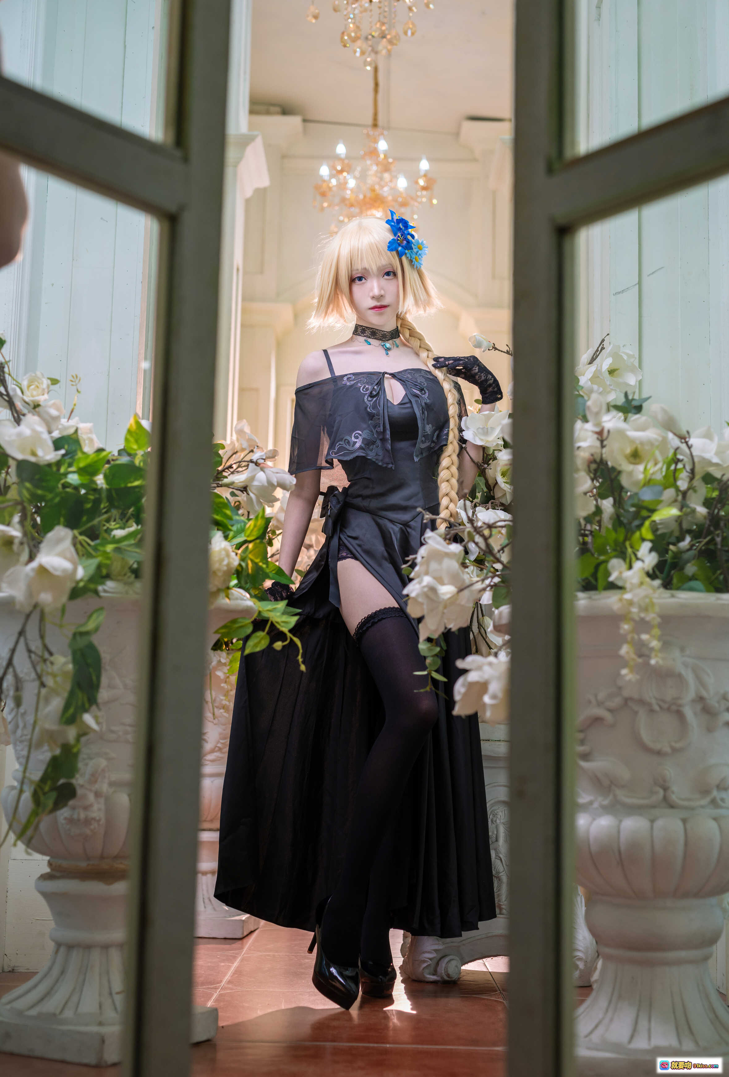 图片[4] - 青青子Js NO.005 礼服贞德 cosplay 黑色蕾丝礼服 金发双马尾 蓝花发饰 白花绿植背景 优雅性感写真 - 就要吻