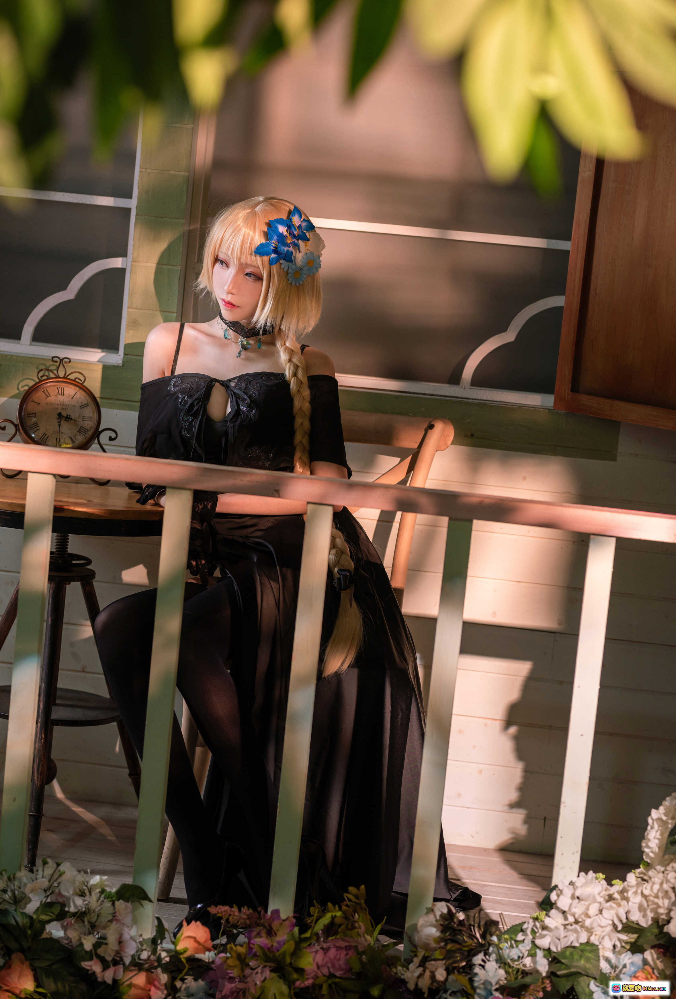 图片[2] - 青青子Js NO.005 礼服贞德 cosplay 黑色蕾丝礼服 金发双马尾 蓝花发饰 白花绿植背景 优雅性感写真 - 就要吻