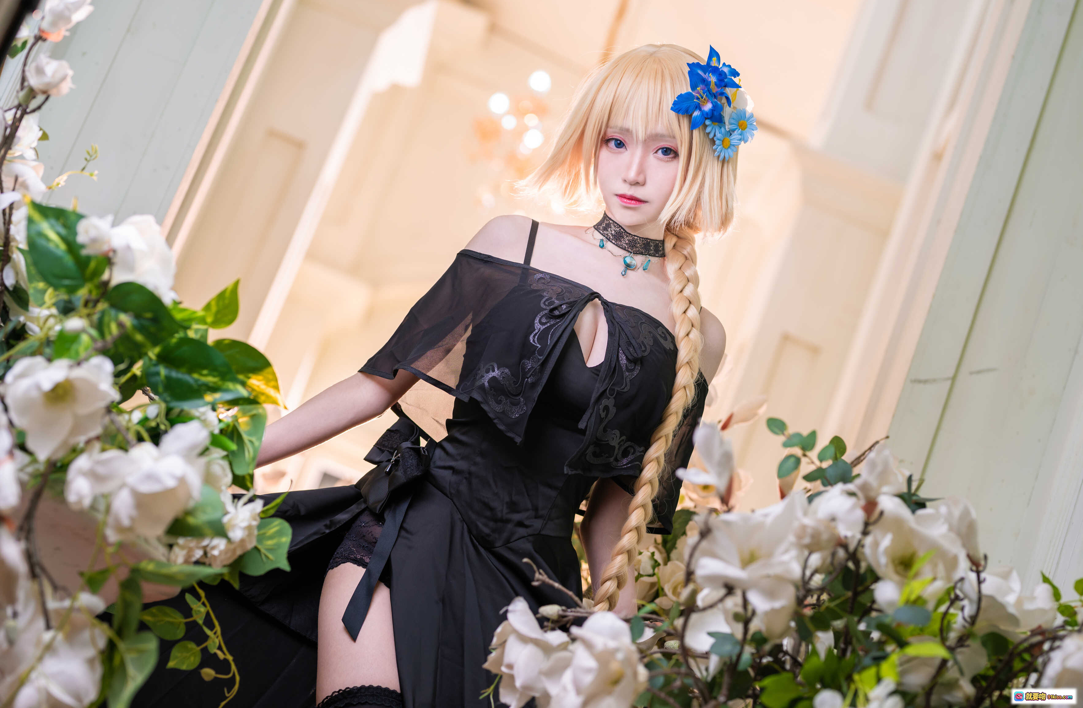 青青子Js NO.005 礼服贞德 cosplay 黑色蕾丝礼服 金发双马尾 蓝花发饰 白花绿植背景 优雅性感写真 - 就要吻