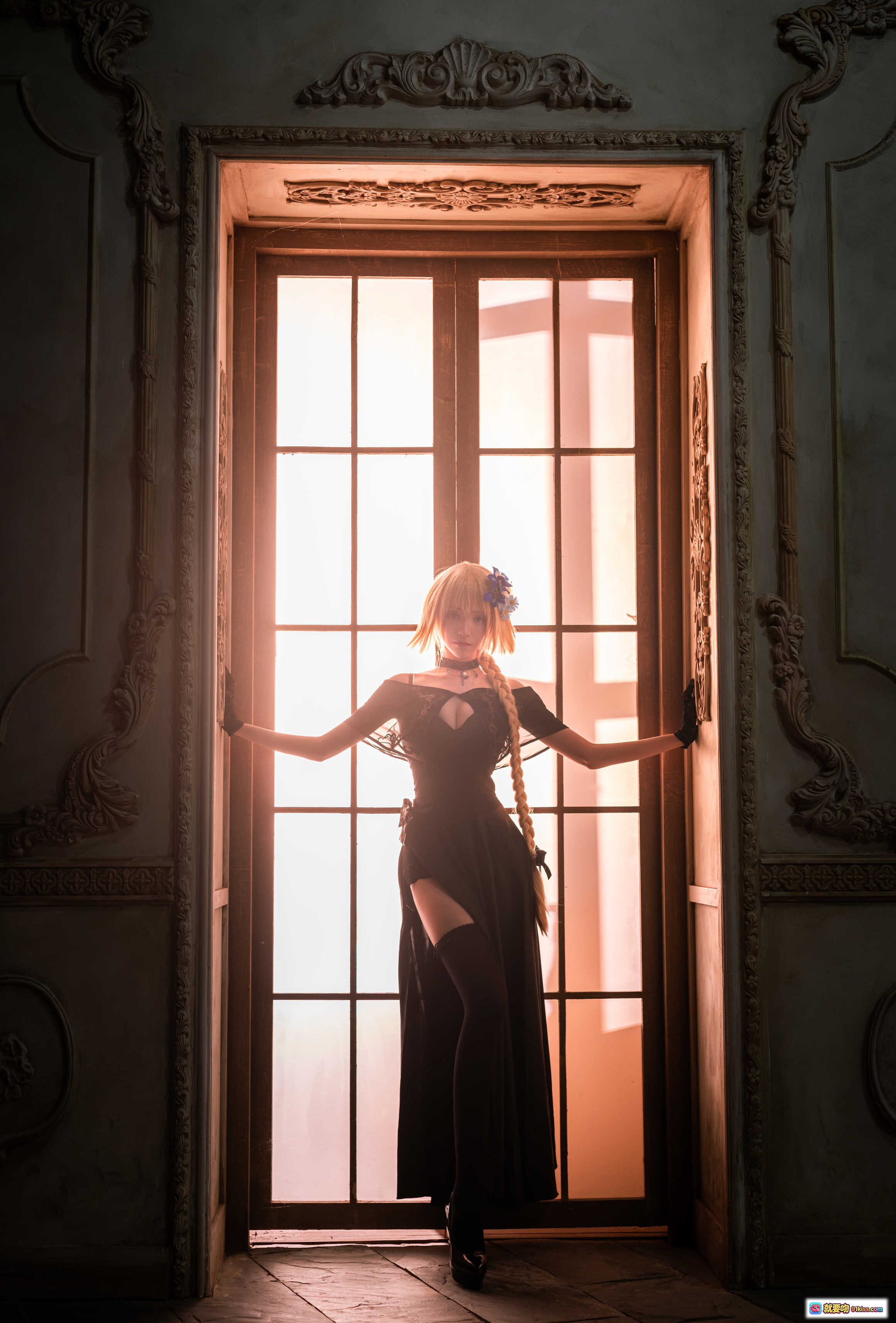 图片[8] - 青青子Js NO.005 礼服贞德 cosplay 黑色蕾丝礼服 金发双马尾 蓝花发饰 白花绿植背景 优雅性感写真 - 就要吻