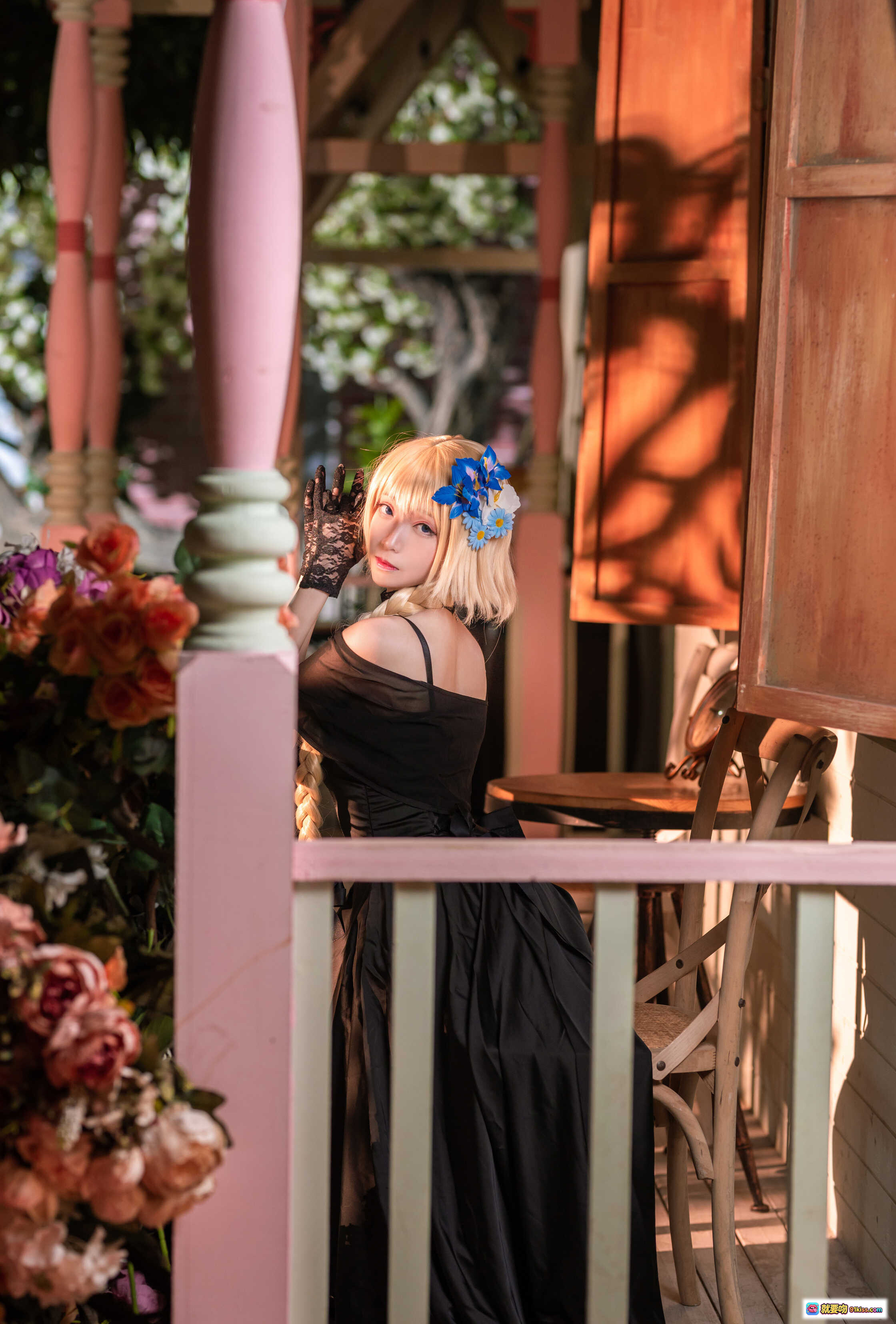 图片[3] - 青青子Js NO.005 礼服贞德 cosplay 黑色蕾丝礼服 金发双马尾 蓝花发饰 白花绿植背景 优雅性感写真 - 就要吻