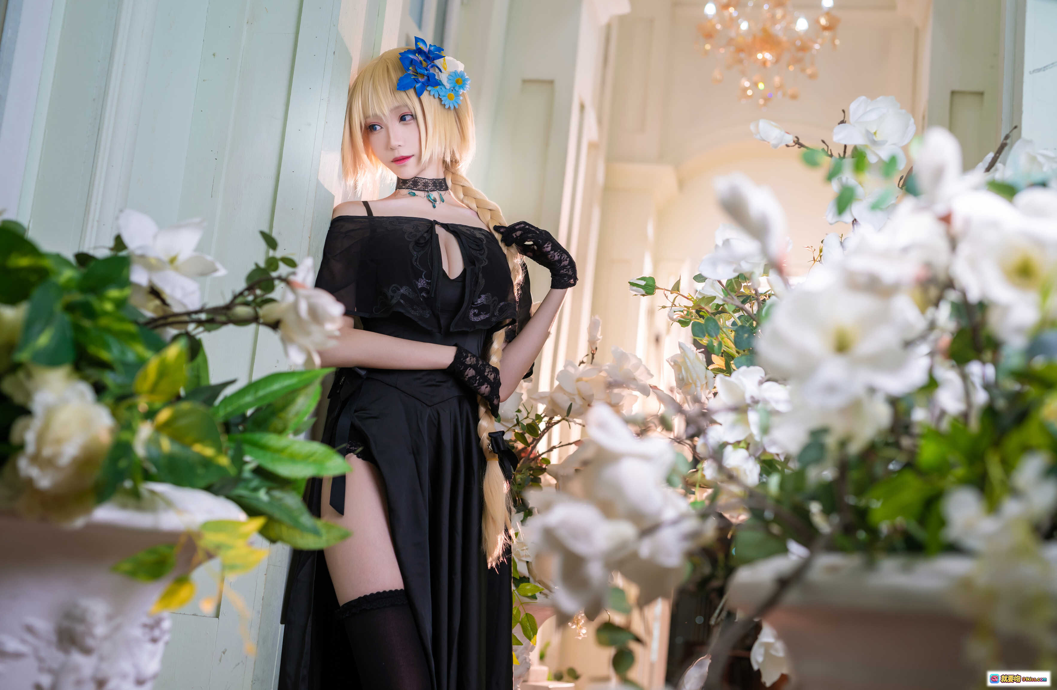 图片[9] - 青青子Js NO.005 礼服贞德 cosplay 黑色蕾丝礼服 金发双马尾 蓝花发饰 白花绿植背景 优雅性感写真 - 就要吻