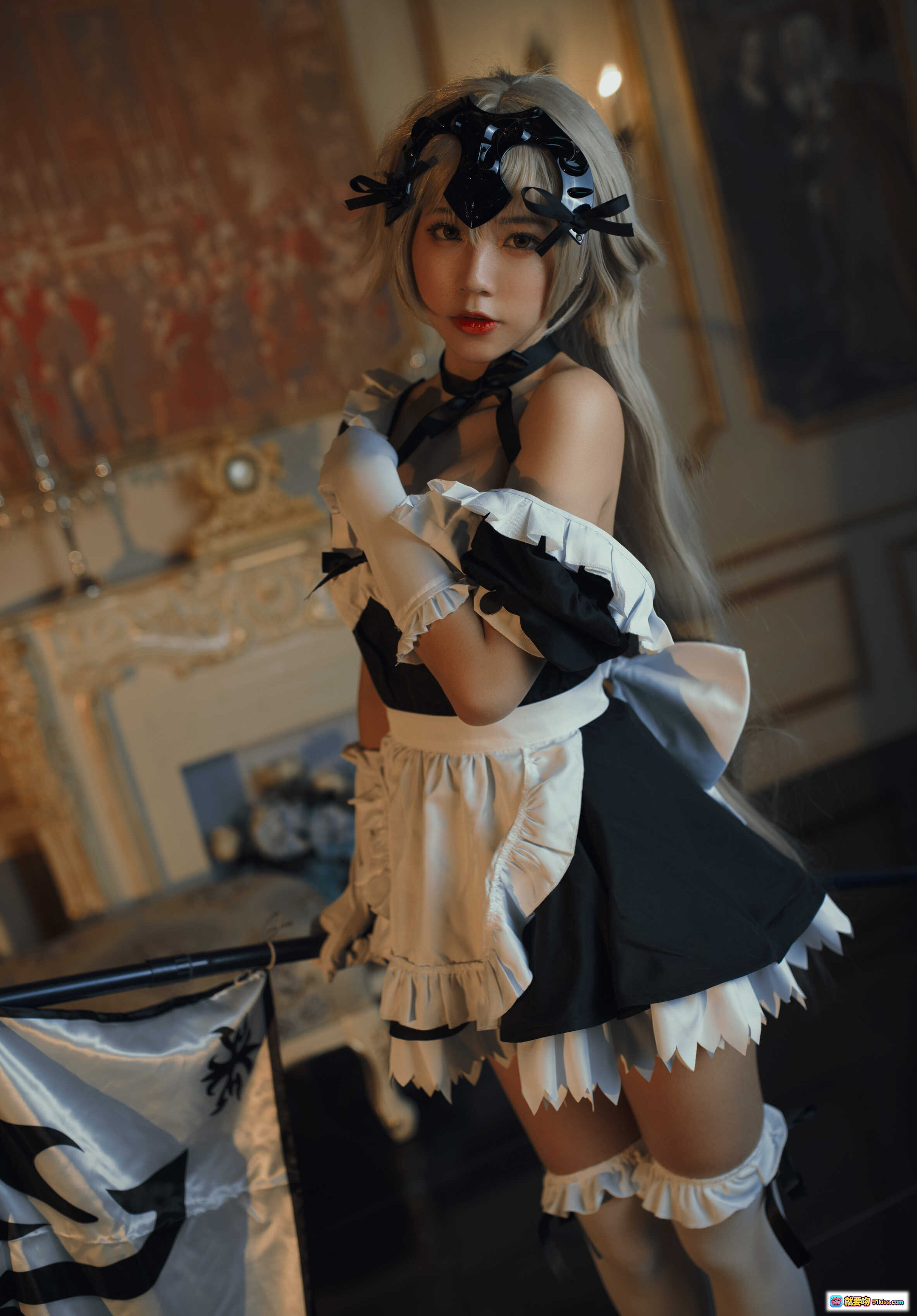 图片[2] - 蓝小沂KiKi NO.03 黑贞德女仆装Cosplay写真 优雅旗袍风黑白色系 丝袜高跟美腿 复古宫廷背景 11P高清图集 - 就要吻