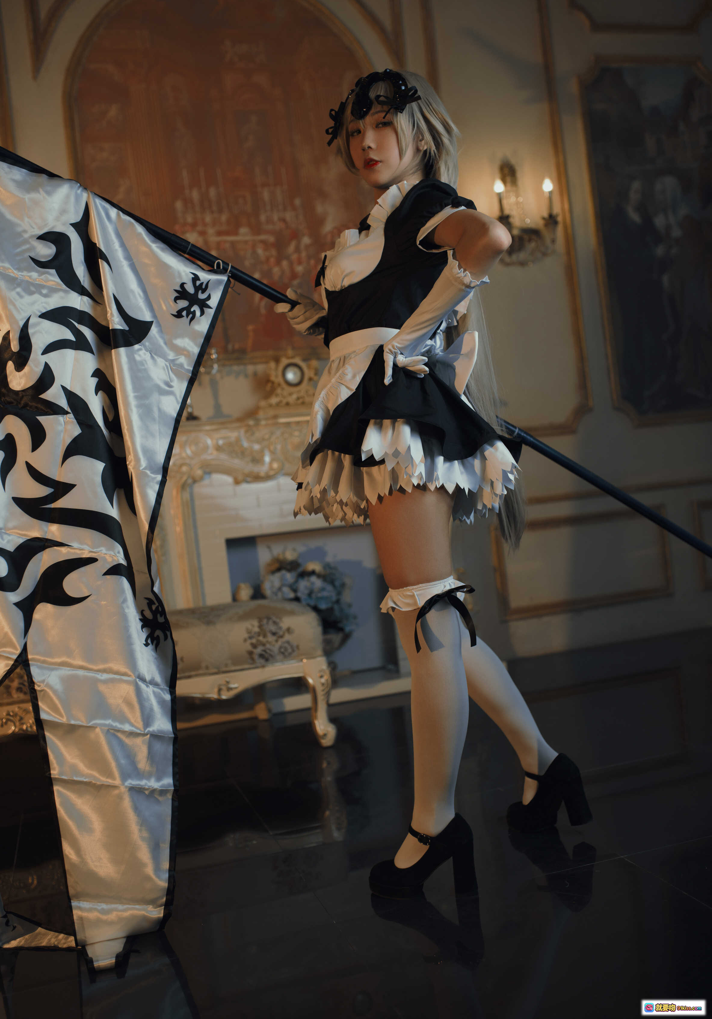 蓝小沂KiKi NO.03 黑贞德女仆装Cosplay写真 优雅旗袍风黑白色系 丝袜高跟美腿 复古宫廷背景 11P高清图集 - 就要吻