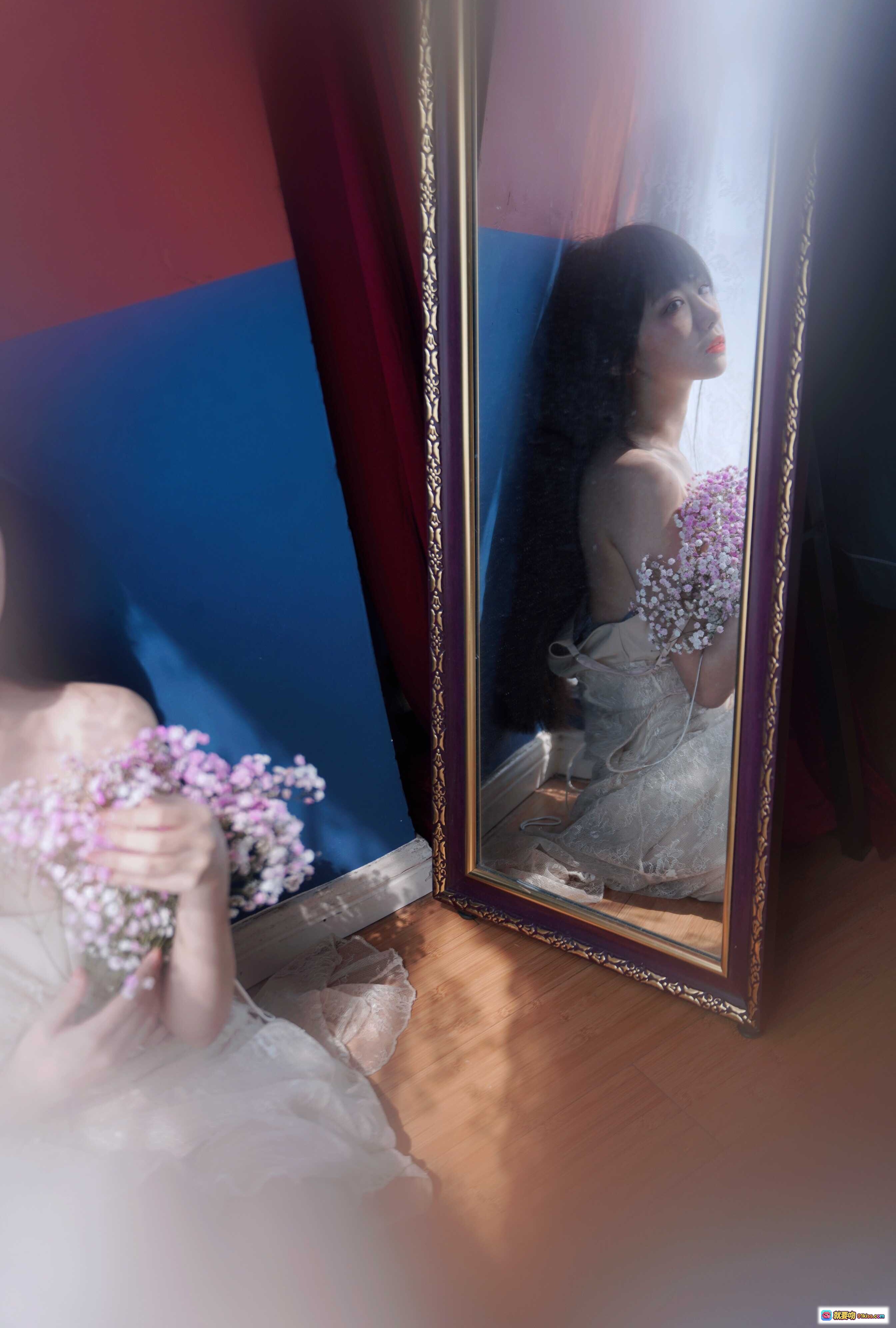 Shika小鹿鹿NO.032西瓜写真集39P65MB｜梦幻镜中少女手持满天星｜蓝红背景复古镜框氛围感大片 - 就要吻