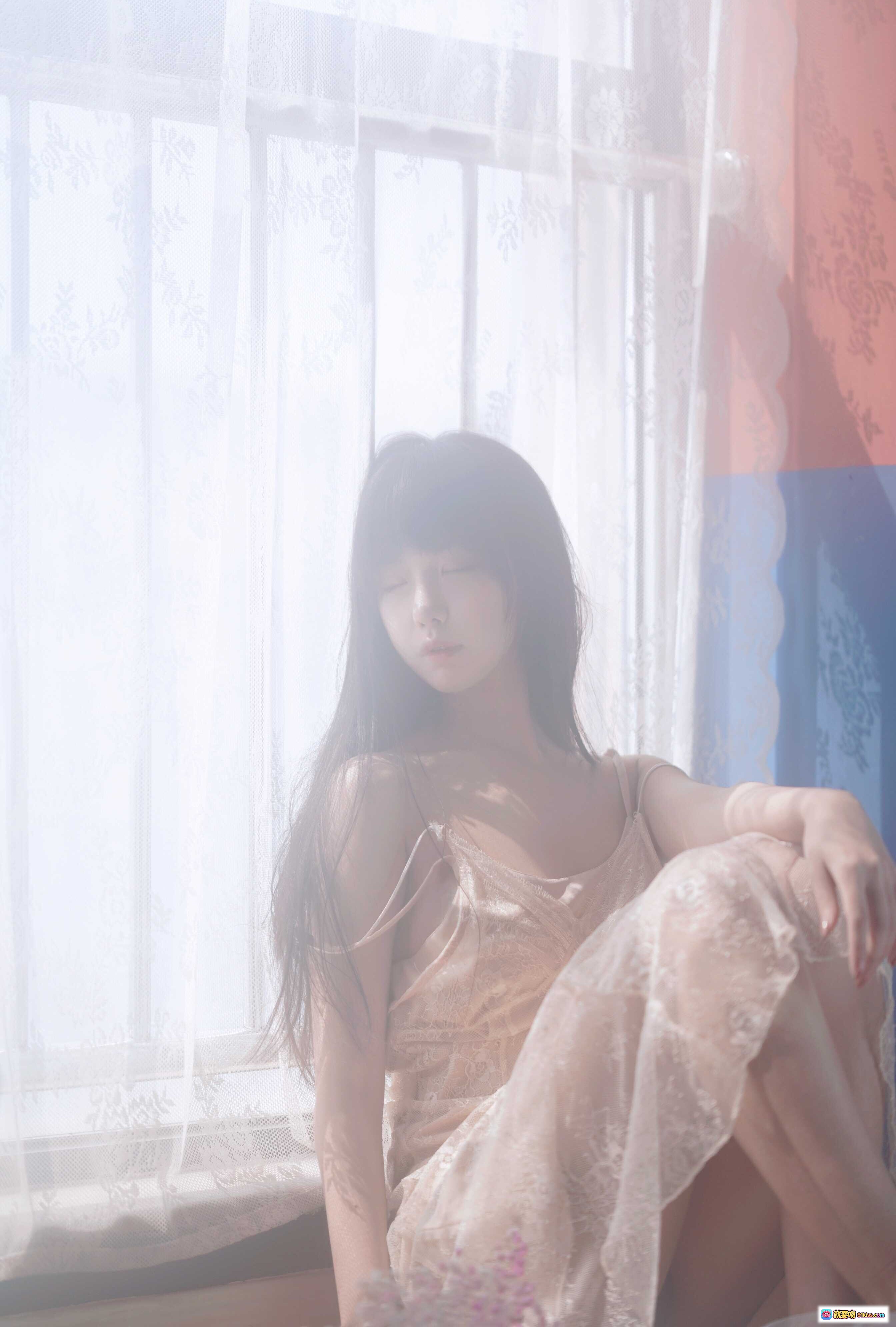 图片[6] - Shika小鹿鹿NO.032西瓜写真集39P65MB｜梦幻镜中少女手持满天星｜蓝红背景复古镜框氛围感大片 - 就要吻