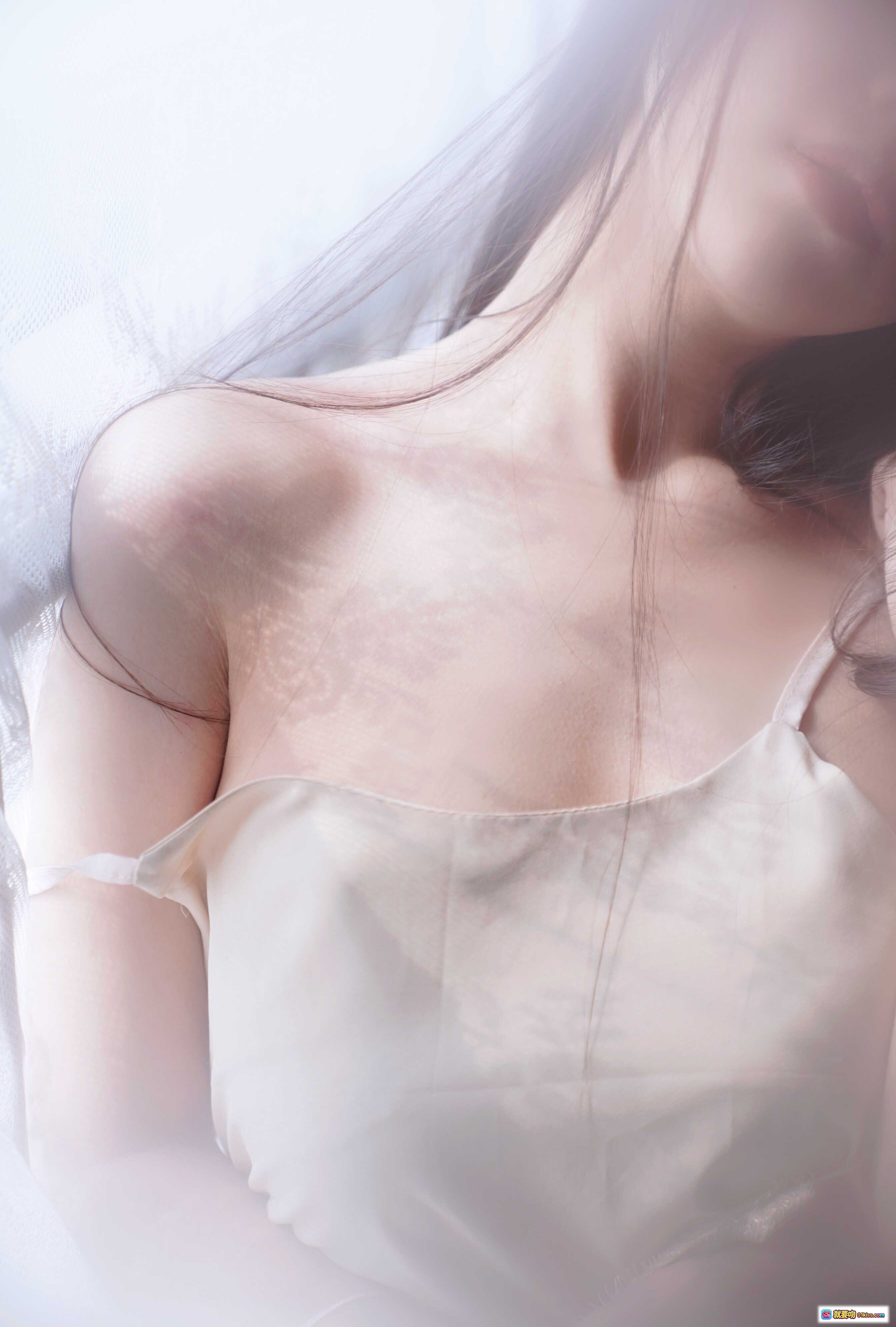 图片[8] - Shika小鹿鹿NO.032西瓜写真集39P65MB｜梦幻镜中少女手持满天星｜蓝红背景复古镜框氛围感大片 - 就要吻