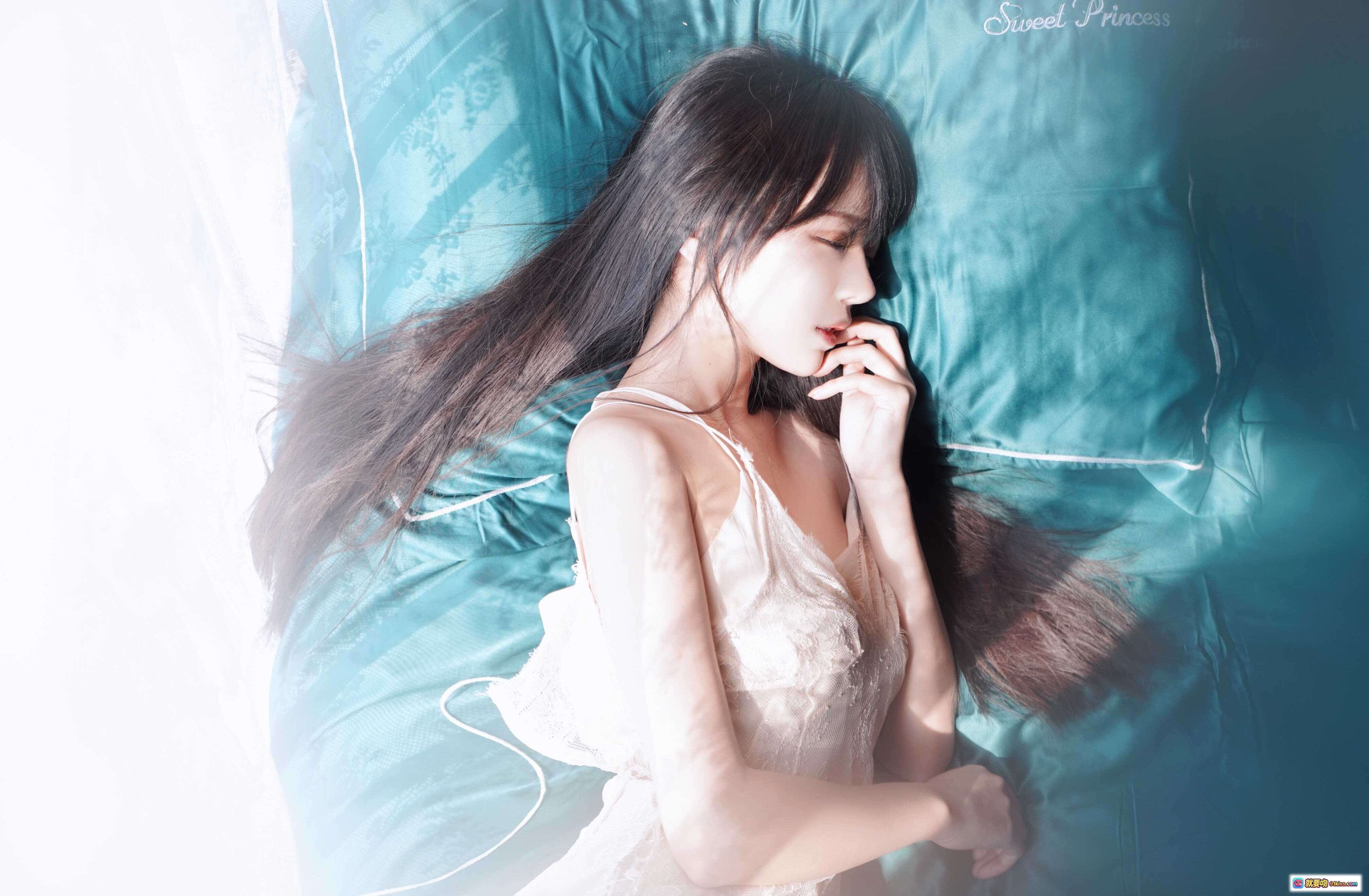 图片[10] - Shika小鹿鹿NO.032西瓜写真集39P65MB｜梦幻镜中少女手持满天星｜蓝红背景复古镜框氛围感大片 - 就要吻