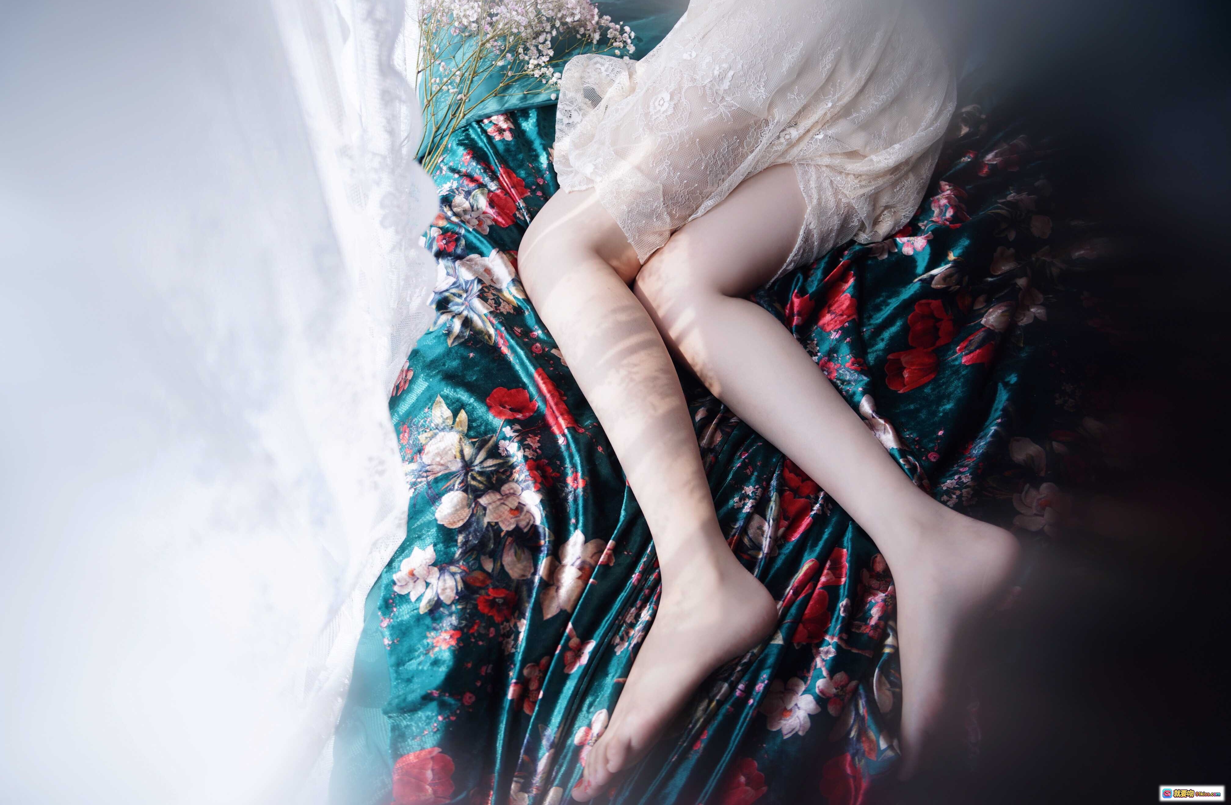 图片[4] - Shika小鹿鹿NO.032西瓜写真集39P65MB｜梦幻镜中少女手持满天星｜蓝红背景复古镜框氛围感大片 - 就要吻