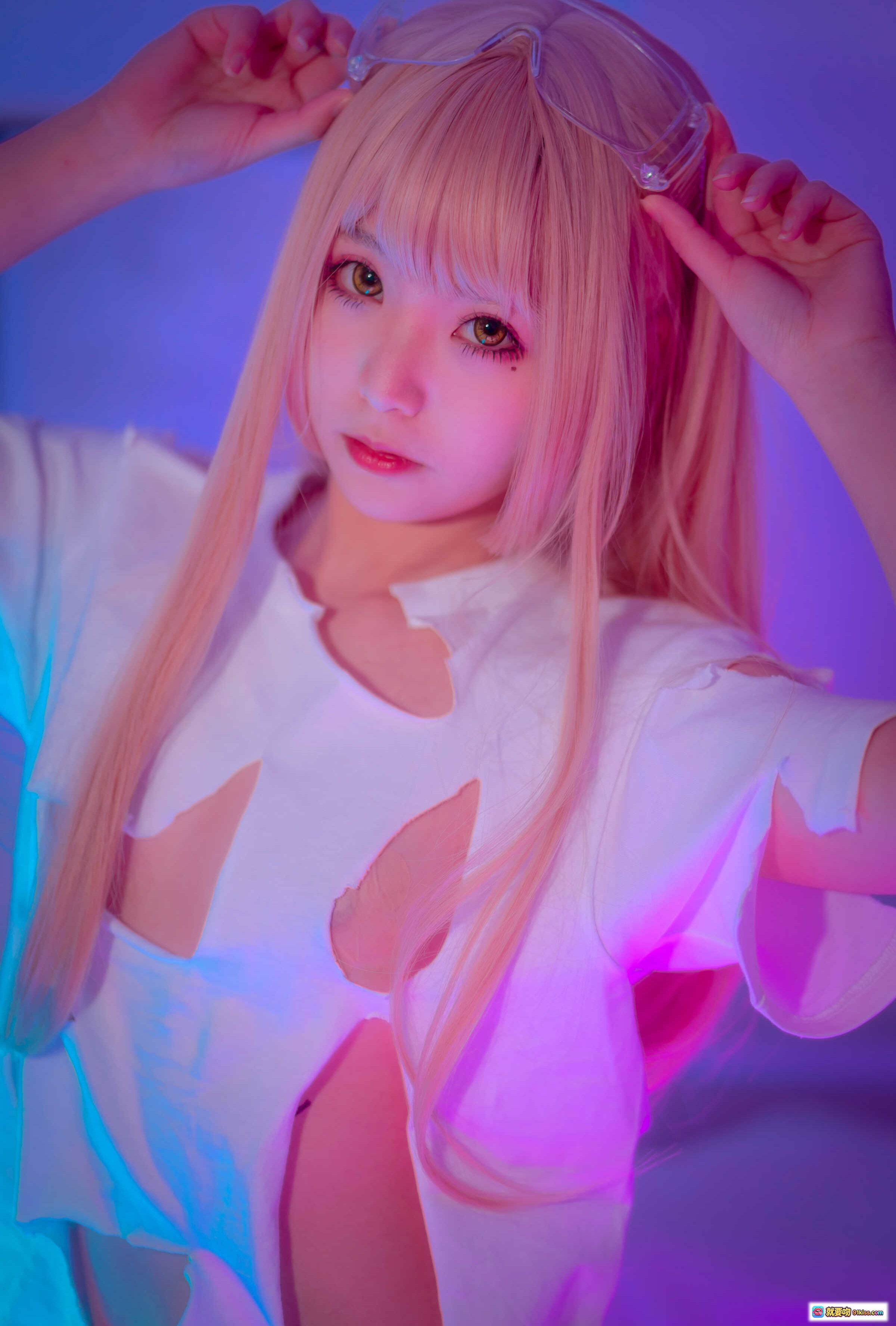 图片[3] - 青水NO.009破T恤写真｜霓虹光影性感私房｜白色内衣诱惑｜腹部纹身特写｜30P高清图集 - 就要吻