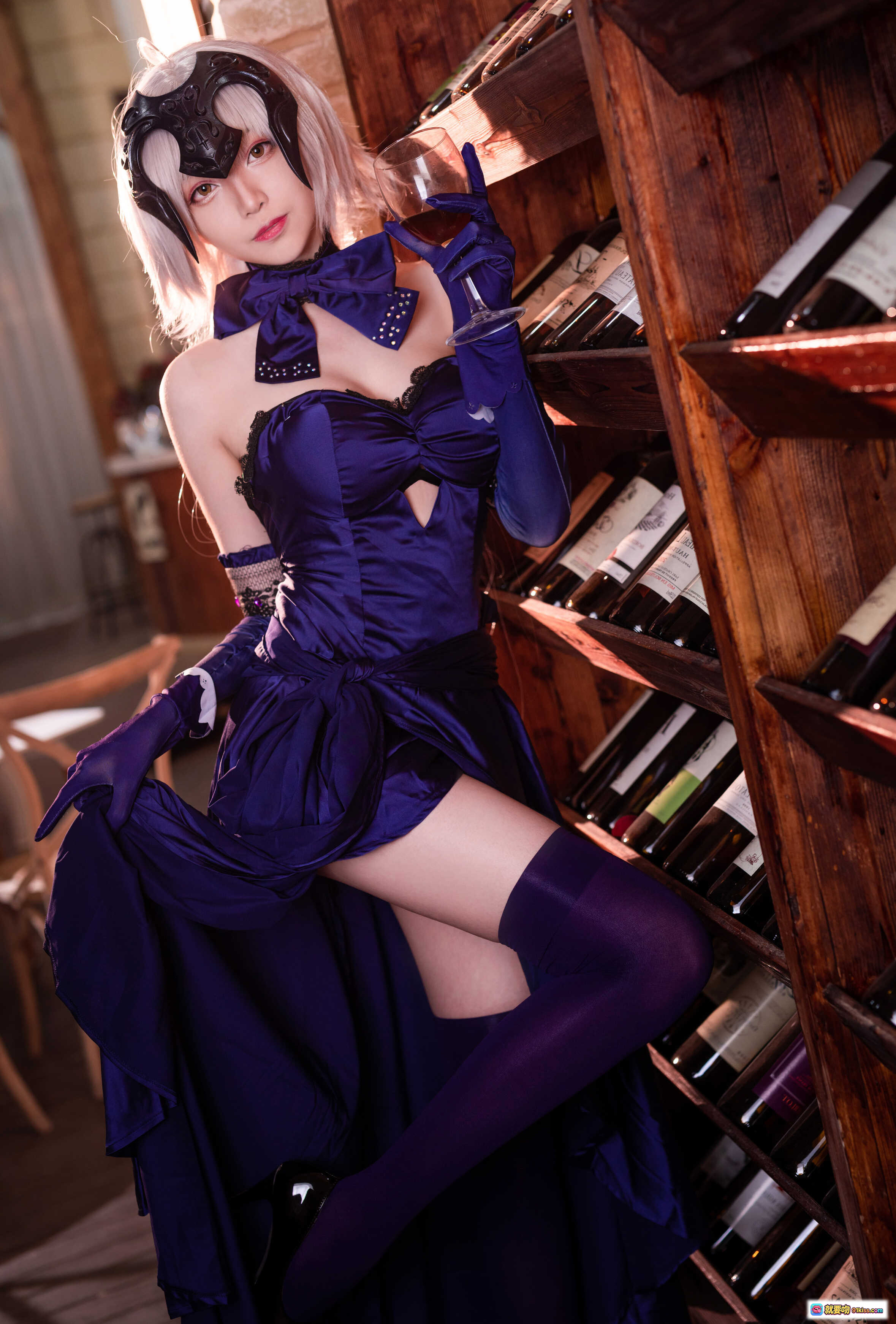 图片[8] - 青青子Js NO.004 黑贞Cosplay 圣夜晚餐主题 蓝裙长发面具酒窖写真 优雅神秘氛围感美图 - 就要吻