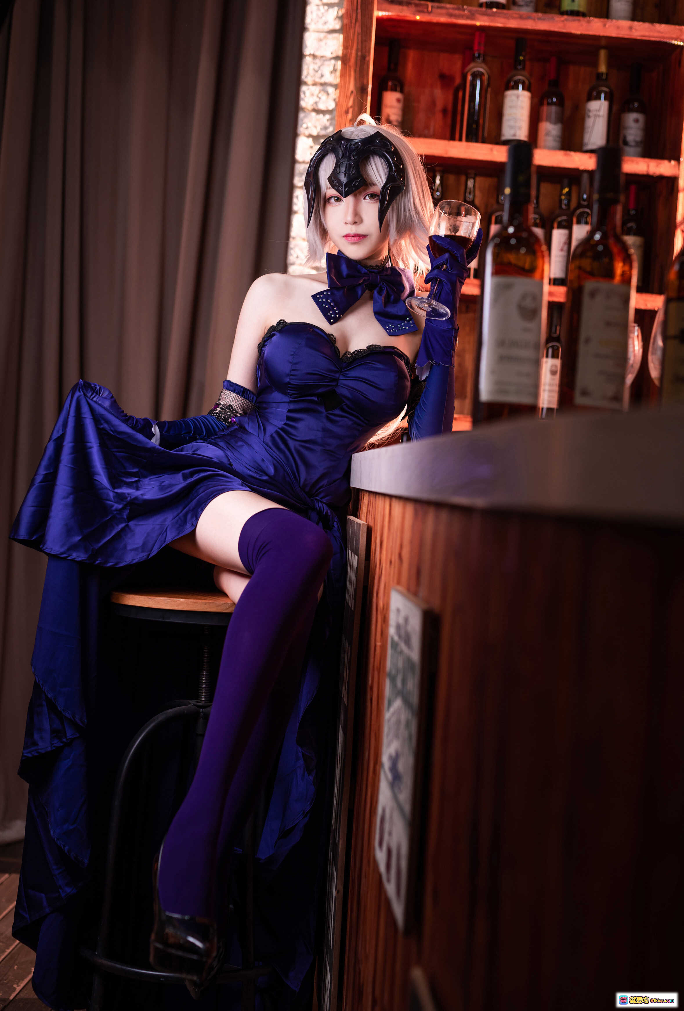 图片[2] - 青青子Js NO.004 黑贞Cosplay 圣夜晚餐主题 蓝裙长发面具酒窖写真 优雅神秘氛围感美图 - 就要吻