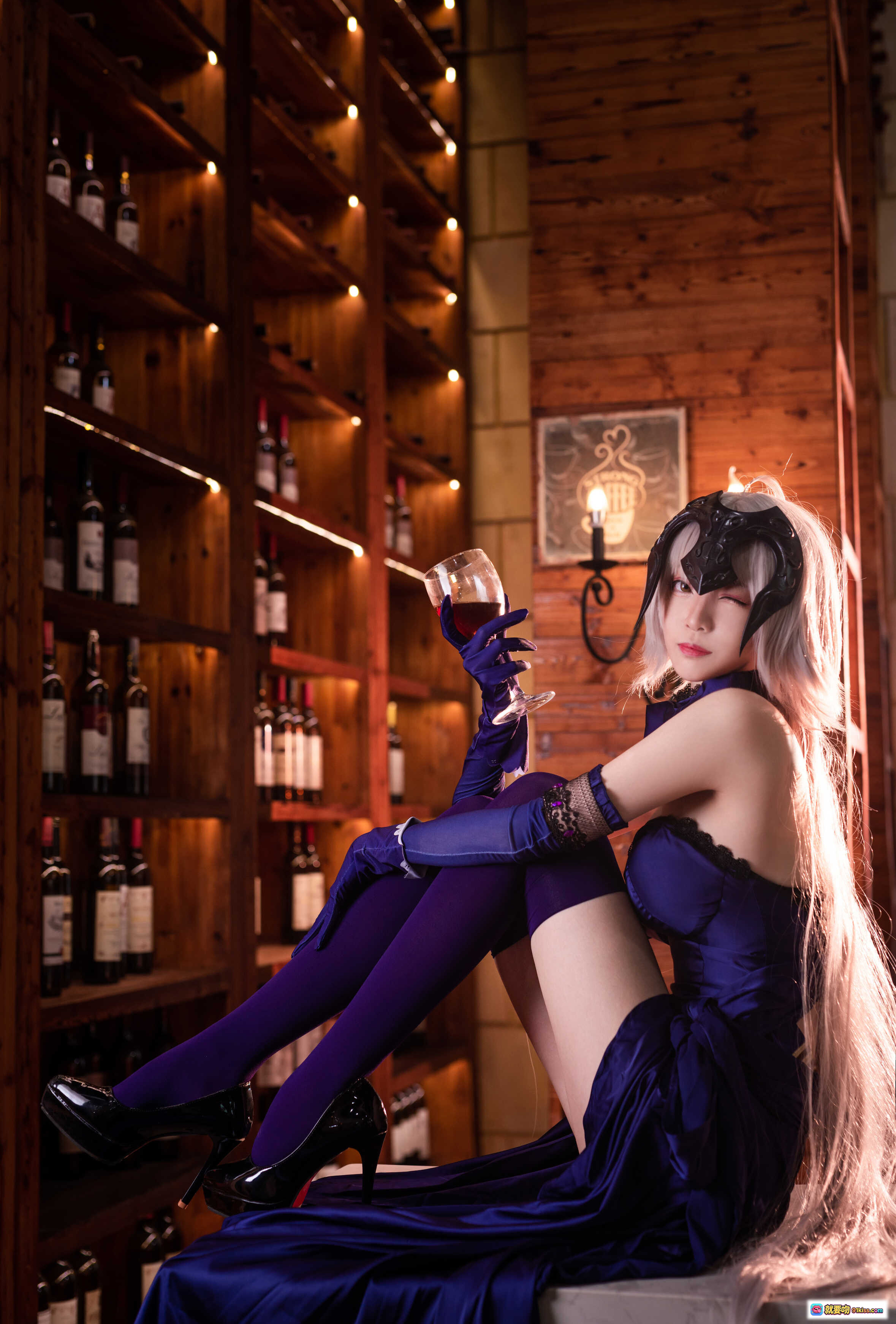 图片[10] - 青青子Js NO.004 黑贞Cosplay 圣夜晚餐主题 蓝裙长发面具酒窖写真 优雅神秘氛围感美图 - 就要吻