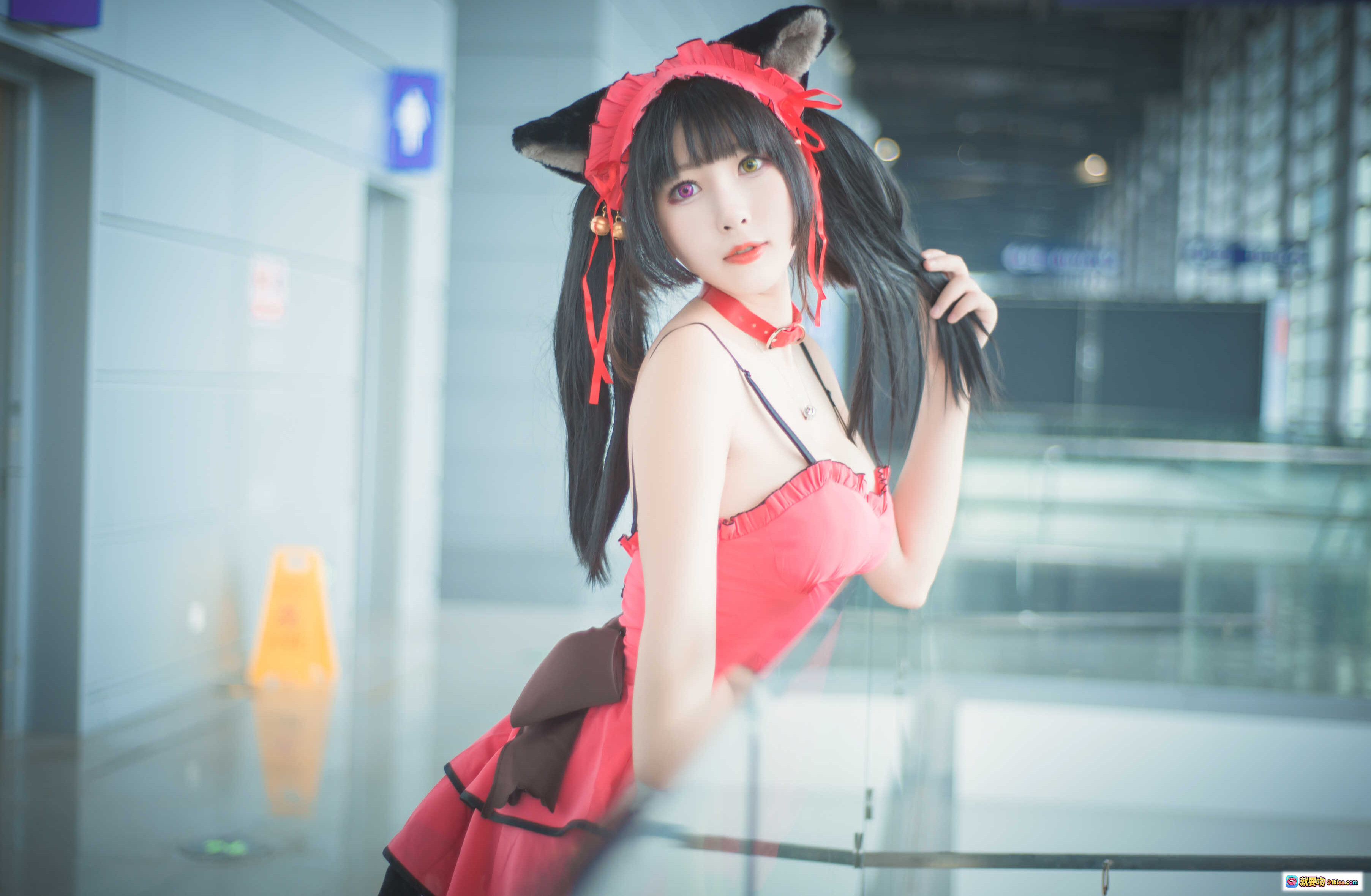 图片[1] - 黑米粥猫耳cosplay写真 | 红色女仆装少女 | 44P高清图集 | 甜美可爱风格 | 室内场景拍摄 - 就要吻