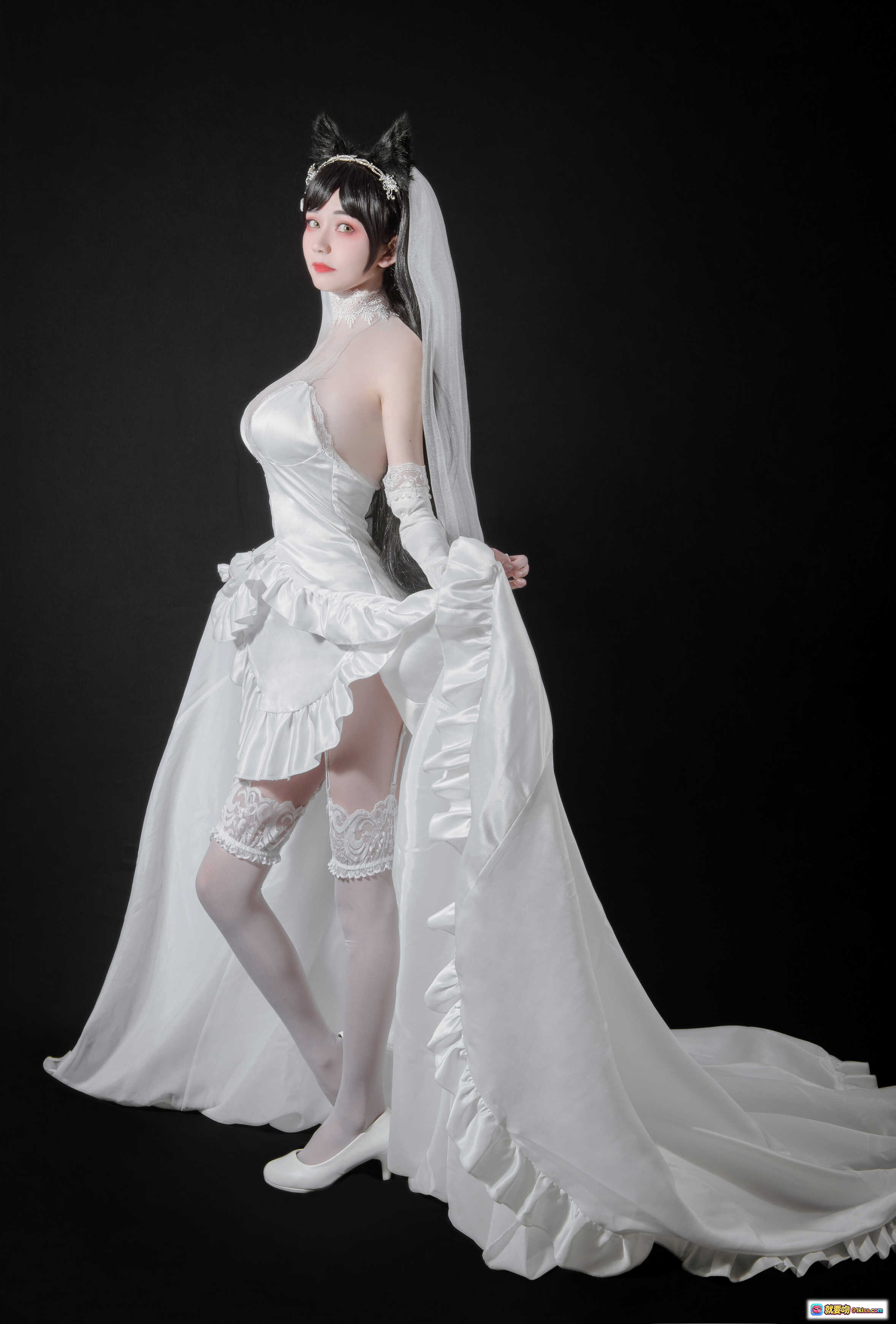 图片[1] - 爱宕花嫁cosplay写真 | 白色婚纱礼服 | 猫耳头饰 | 蕾丝长袜 | 高跟鞋 | 黑背景人像摄影 | 你的负卿NO.002 - 就要吻