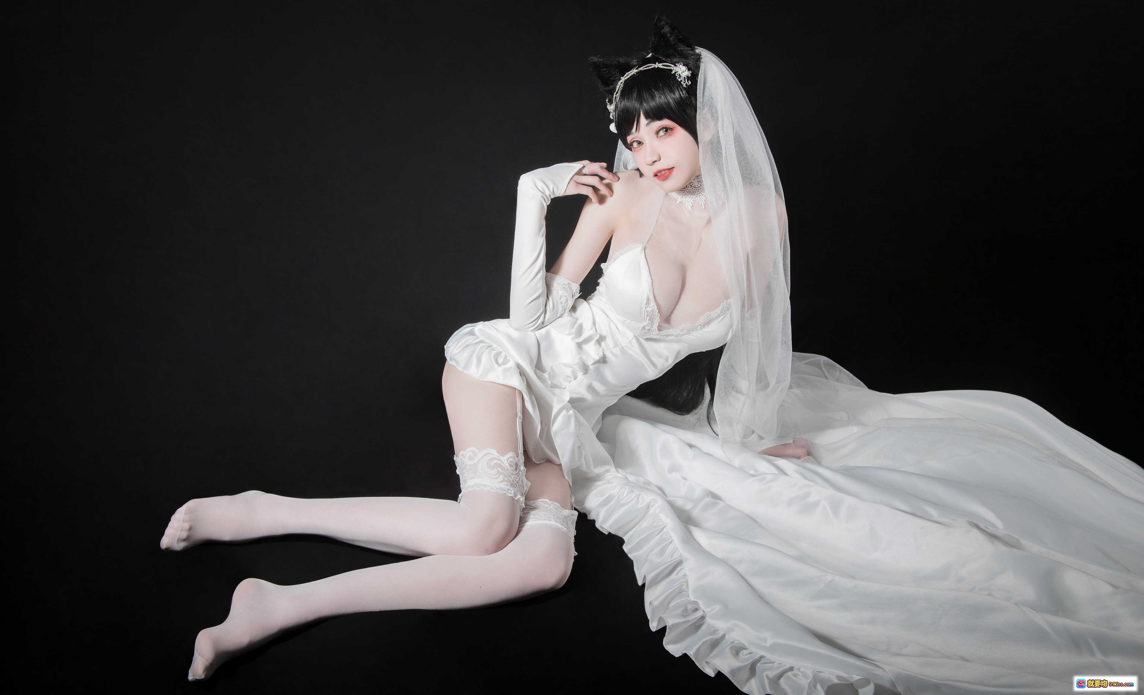 图片[6] - 爱宕花嫁cosplay写真 | 白色婚纱礼服 | 猫耳头饰 | 蕾丝长袜 | 高跟鞋 | 黑背景人像摄影 | 你的负卿NO.002 - 就要吻