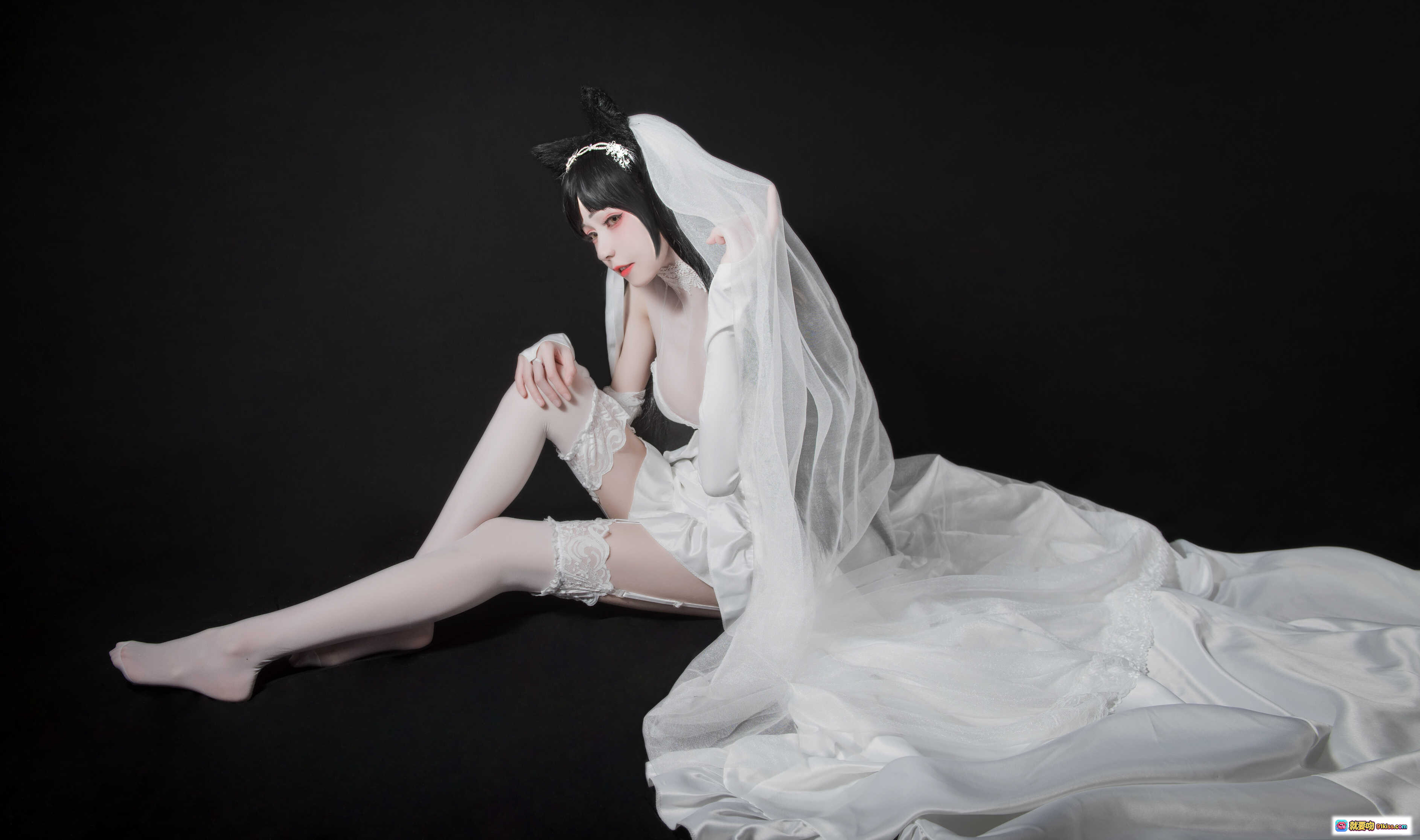 图片[4] - 爱宕花嫁cosplay写真 | 白色婚纱礼服 | 猫耳头饰 | 蕾丝长袜 | 高跟鞋 | 黑背景人像摄影 | 你的负卿NO.002 - 就要吻