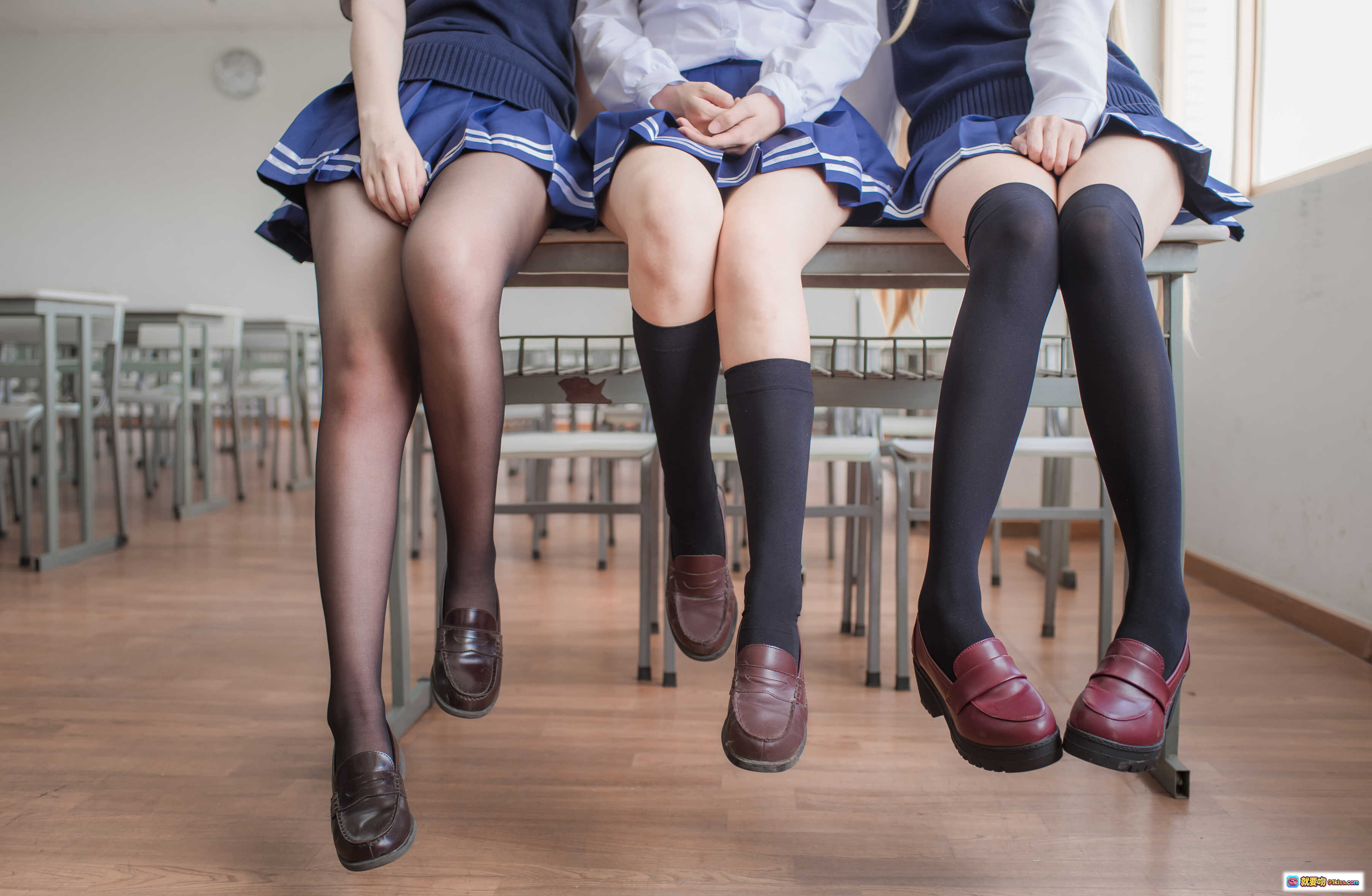 图片[1] - 小野妹子W NO.027 路人女主校服美腿写真 77P高清图集 黑丝过膝袜教室场景少女穿搭 - 就要吻