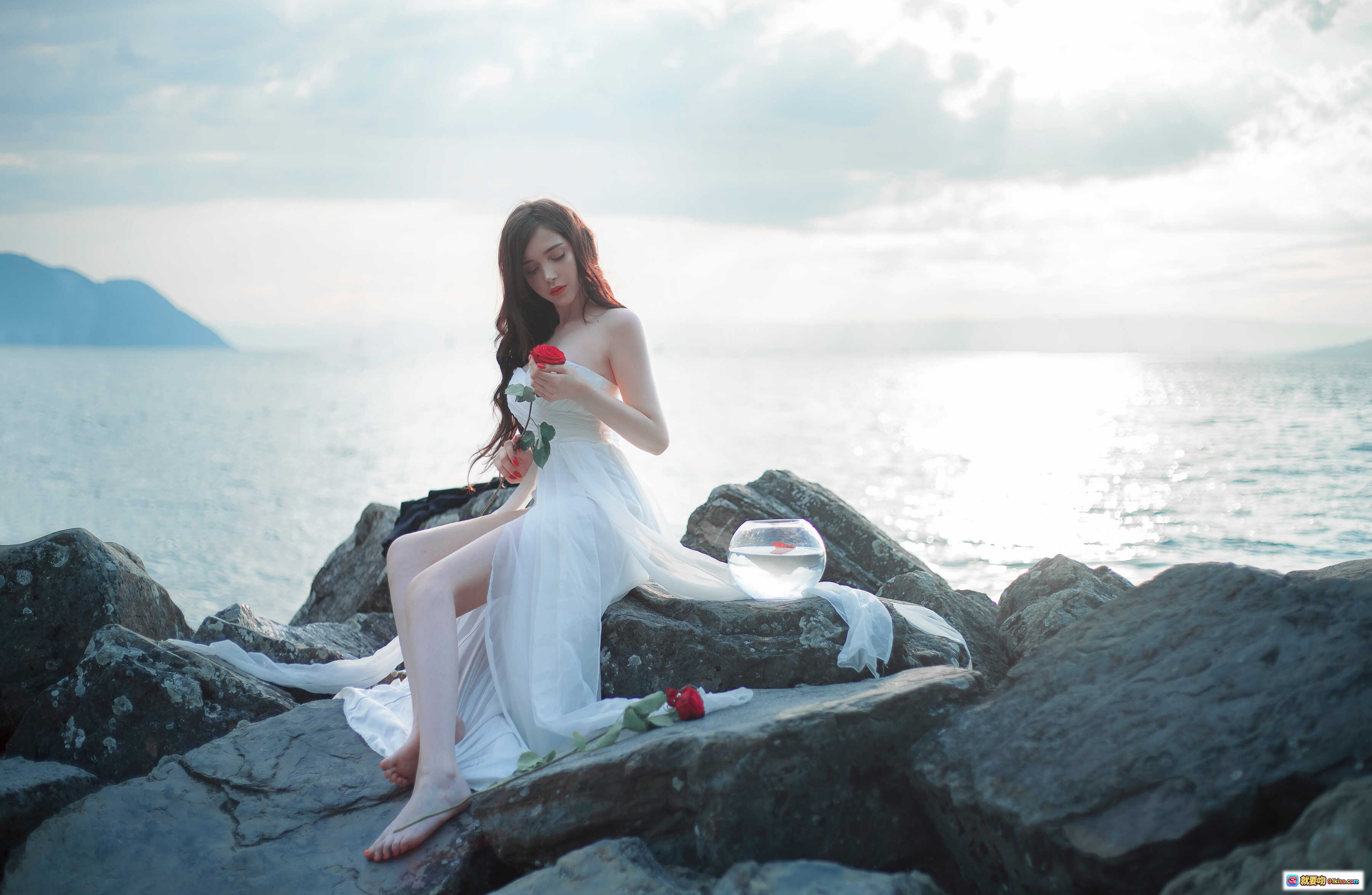 图片[5] - Sayathefox NO.006 海滩随拍｜红指甲轻触玻璃鱼缸水波｜自然光海岸岩石背景｜清新治愈系写真｜10P-105MB - 就要吻