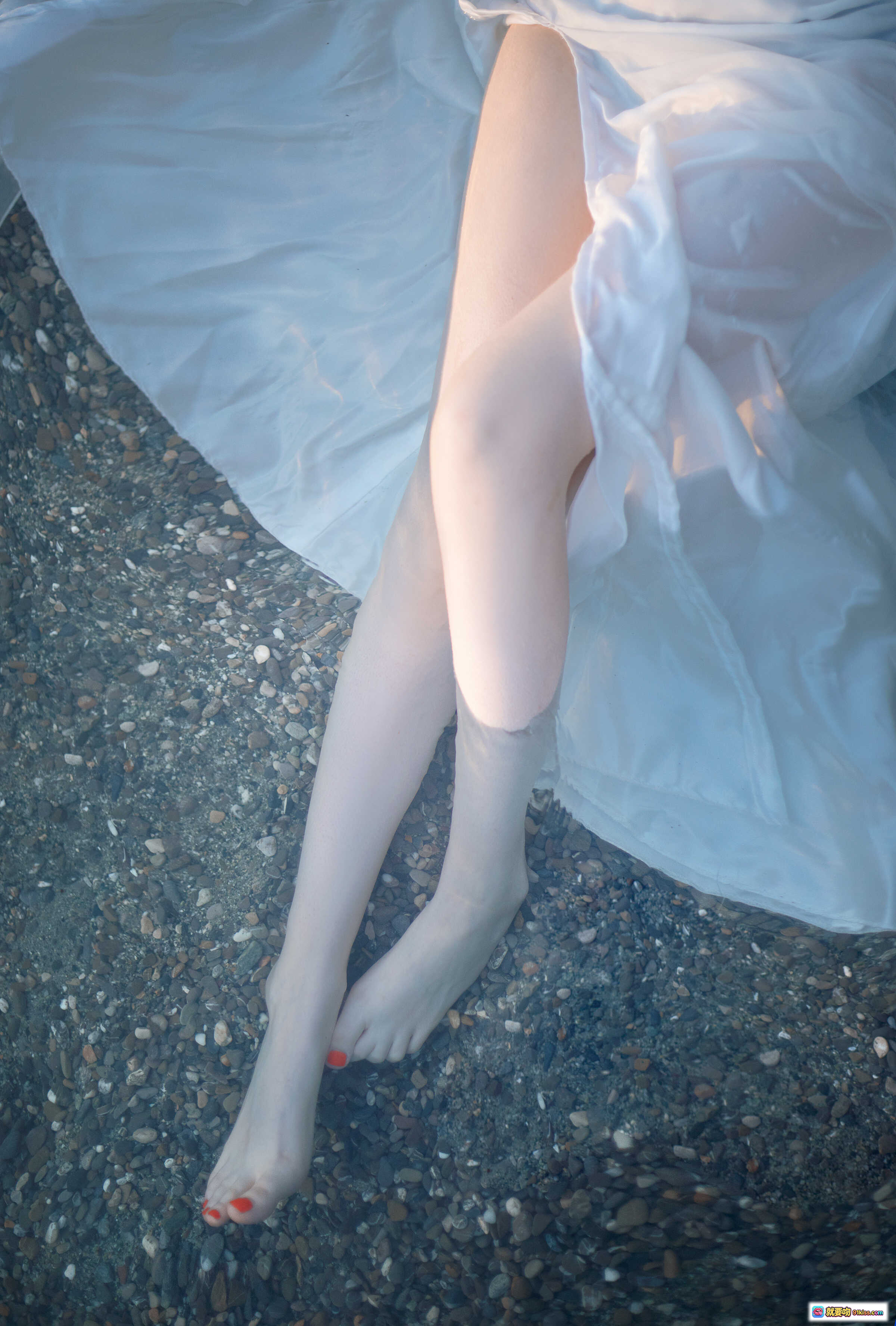 图片[8] - Sayathefox NO.006 海滩随拍｜红指甲轻触玻璃鱼缸水波｜自然光海岸岩石背景｜清新治愈系写真｜10P-105MB - 就要吻