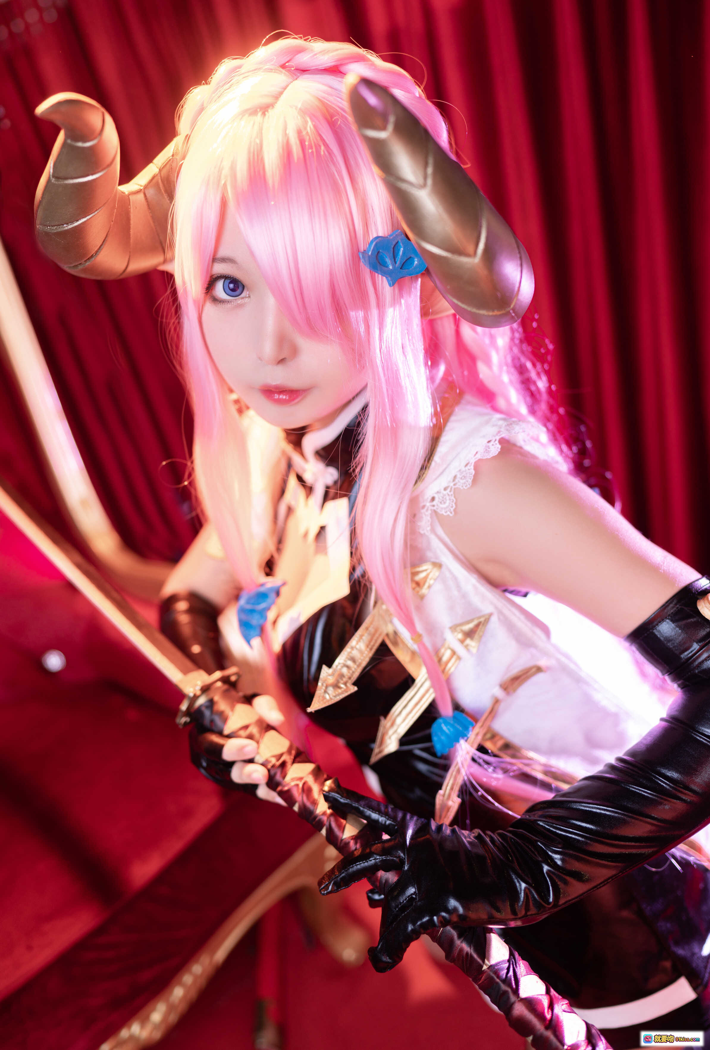 图片[10] - 黑猫猫OvO NO.030 娜露梅亚Cosplay 粉发角饰女仆装 持剑红幕场景 37P高清写真 - 就要吻
