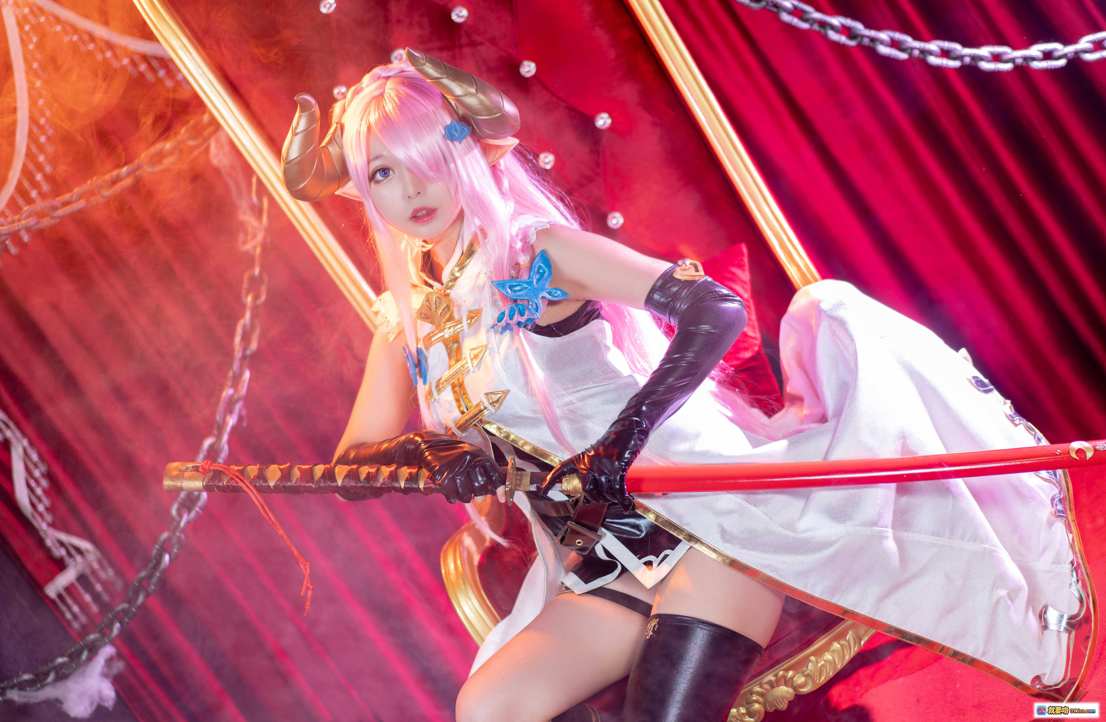 图片[4] - 黑猫猫OvO NO.030 娜露梅亚Cosplay 粉发角饰女仆装 持剑红幕场景 37P高清写真 - 就要吻