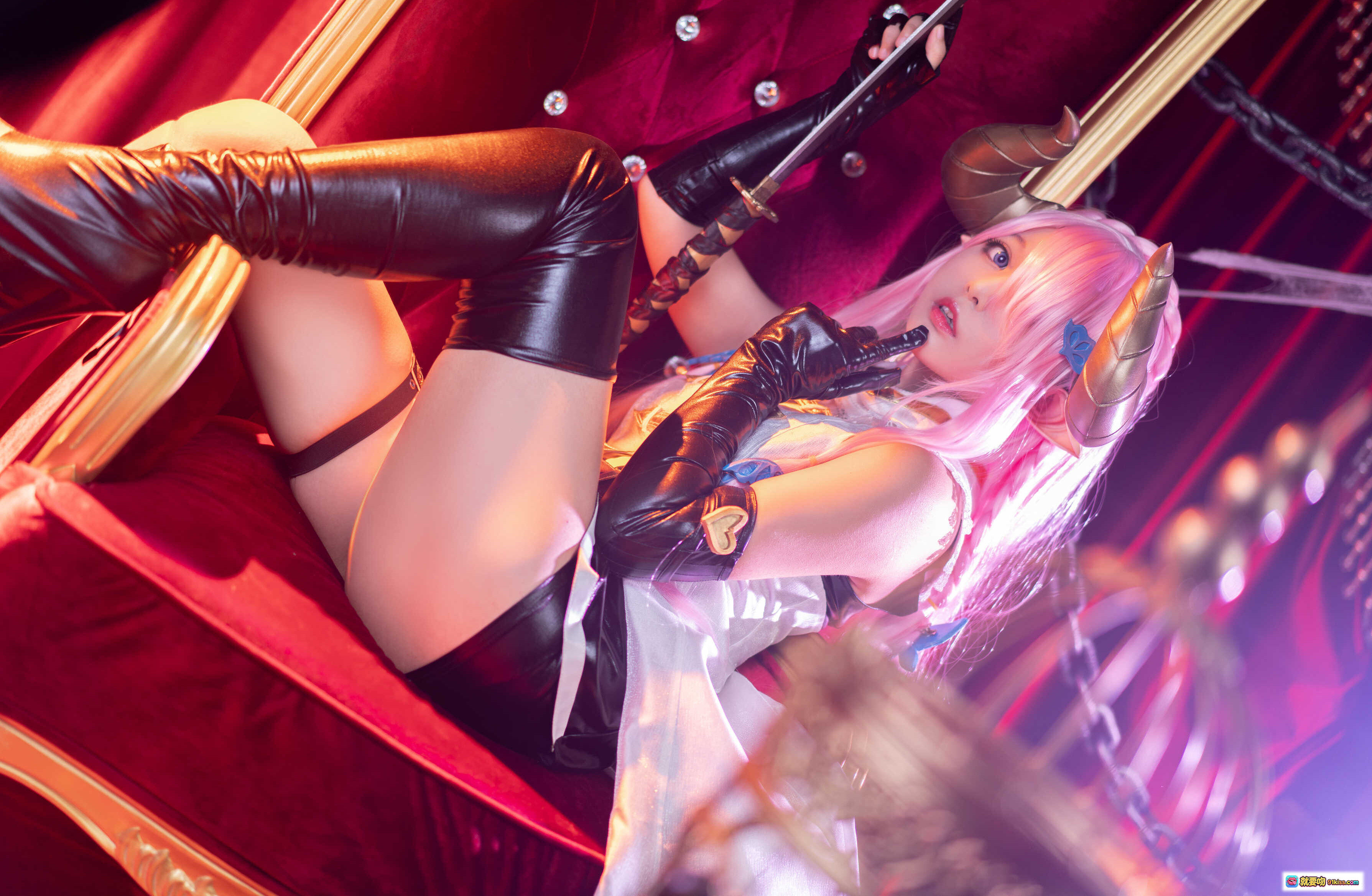 图片[2] - 黑猫猫OvO NO.030 娜露梅亚Cosplay 粉发角饰女仆装 持剑红幕场景 37P高清写真 - 就要吻