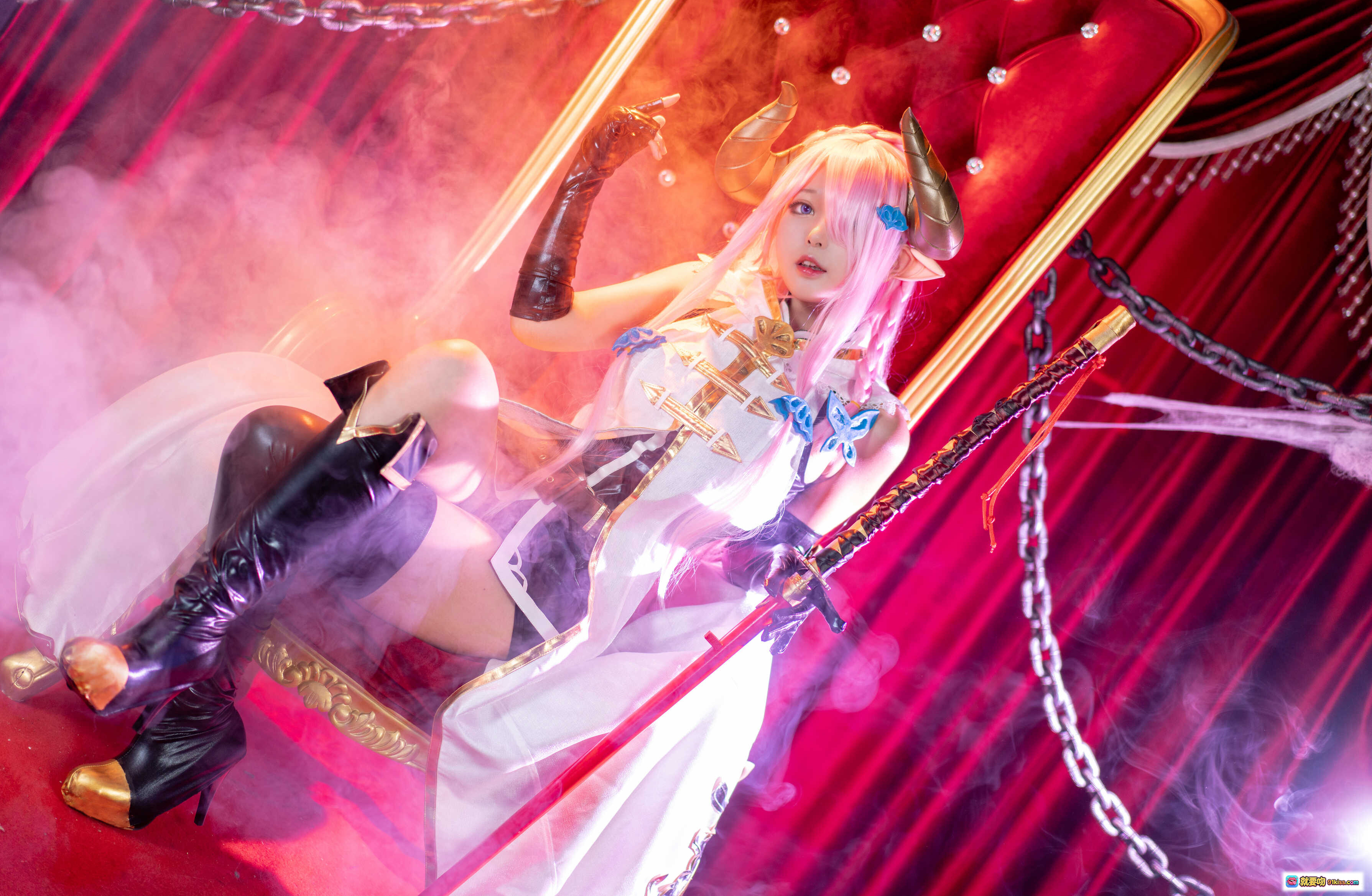 图片[3] - 黑猫猫OvO NO.030 娜露梅亚Cosplay 粉发角饰女仆装 持剑红幕场景 37P高清写真 - 就要吻