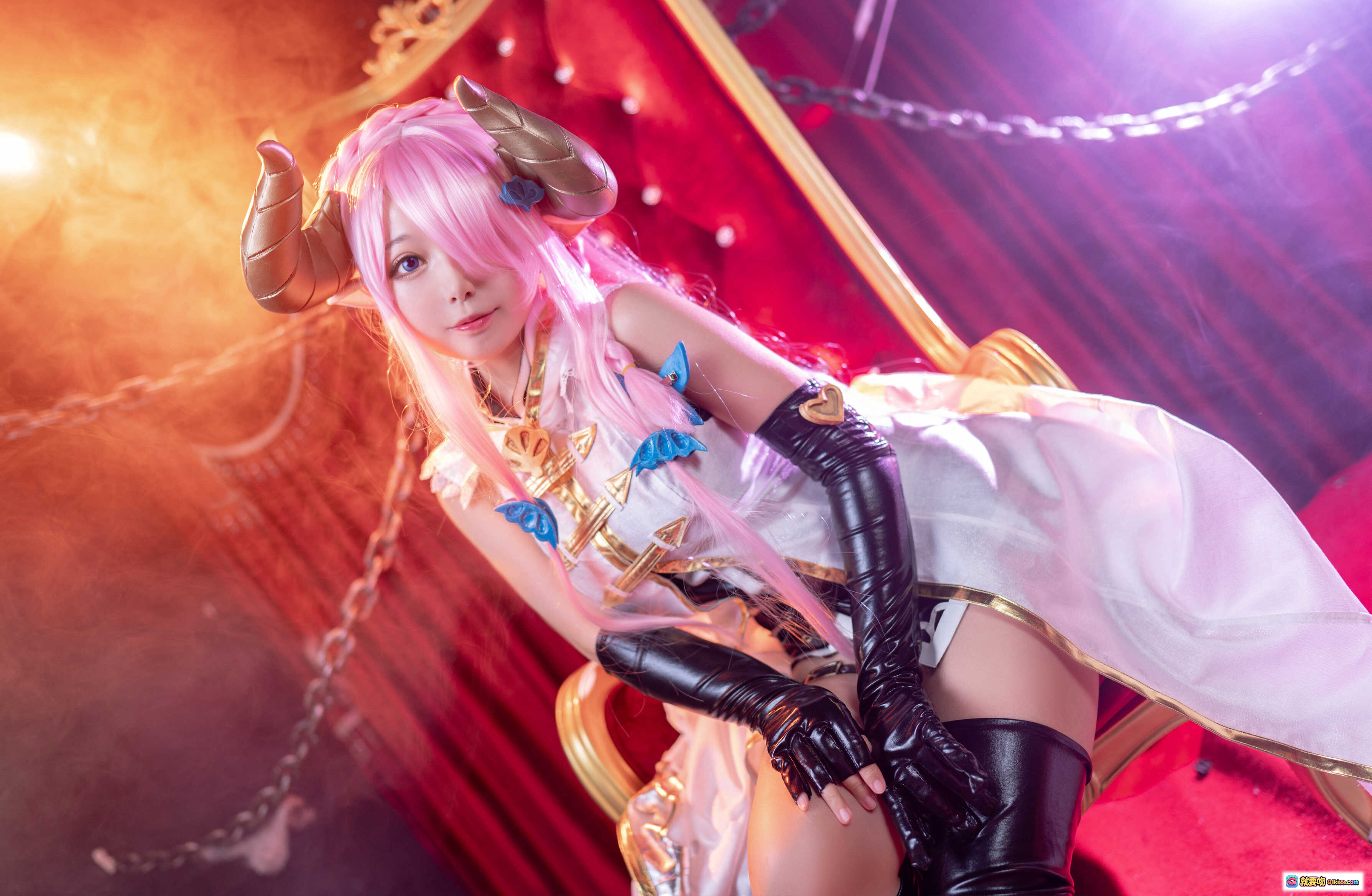 图片[5] - 黑猫猫OvO NO.030 娜露梅亚Cosplay 粉发角饰女仆装 持剑红幕场景 37P高清写真 - 就要吻