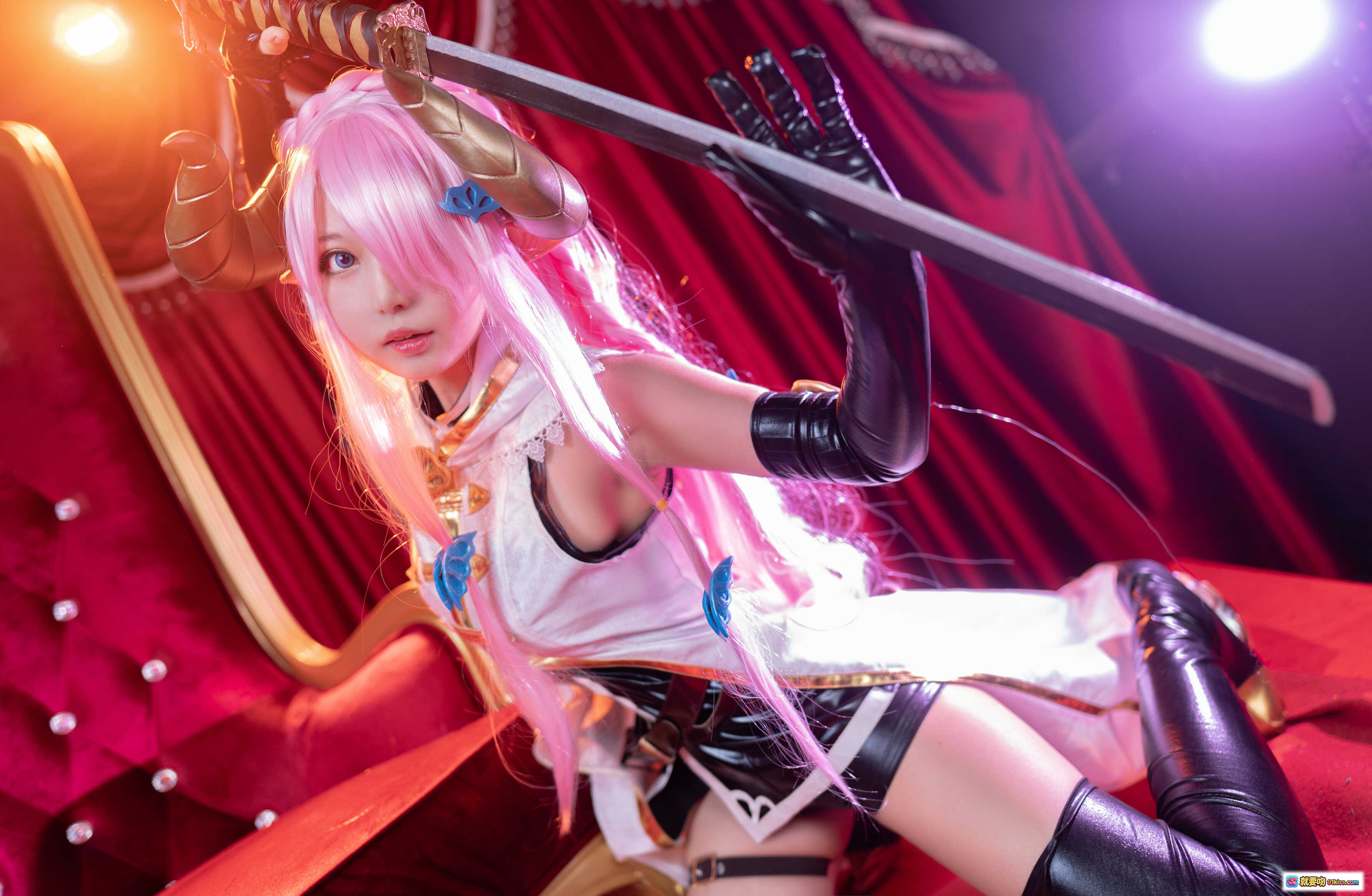 图片[7] - 黑猫猫OvO NO.030 娜露梅亚Cosplay 粉发角饰女仆装 持剑红幕场景 37P高清写真 - 就要吻