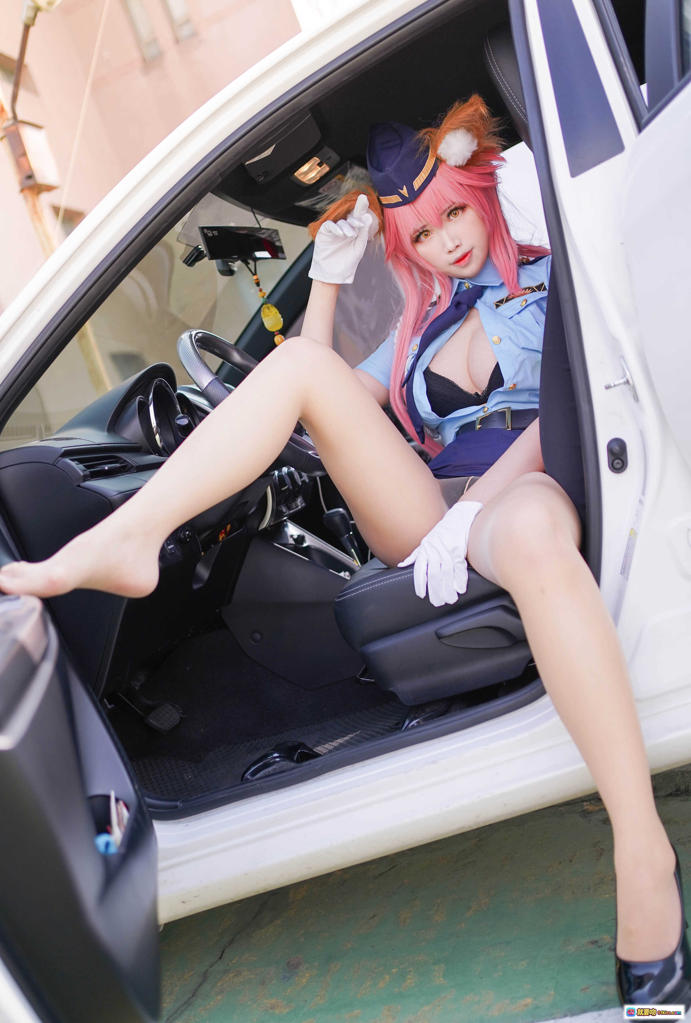 图片[9] - KaYa萱NO.013玉藻前女警装Cosplay写真｜粉发狐耳警服造型｜精致制服细节｜汽车场景拍摄｜20P高清图集 - 就要吻