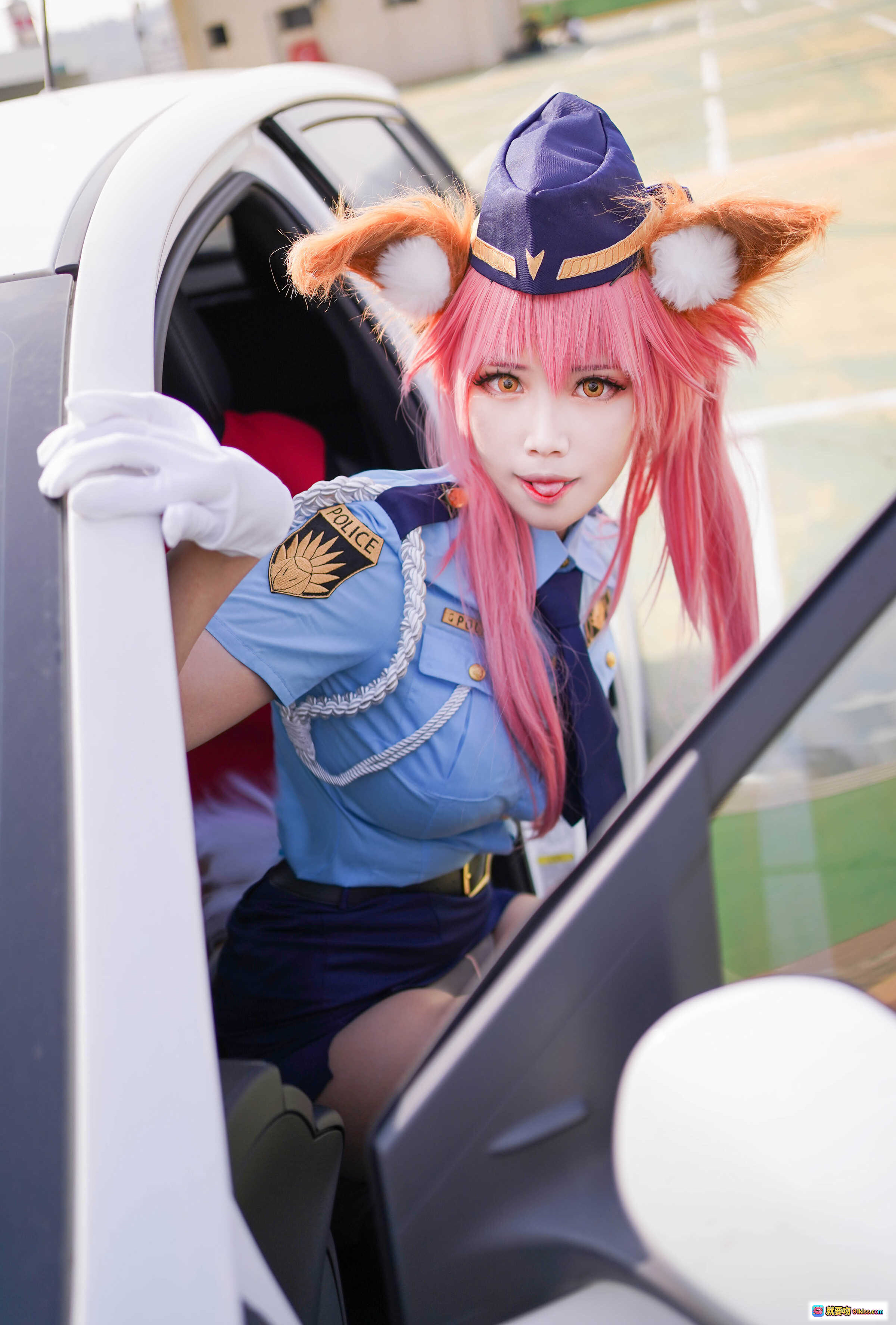 KaYa萱NO.013玉藻前女警装Cosplay写真｜粉发狐耳警服造型｜精致制服细节｜汽车场景拍摄｜20P高清图集 - 就要吻