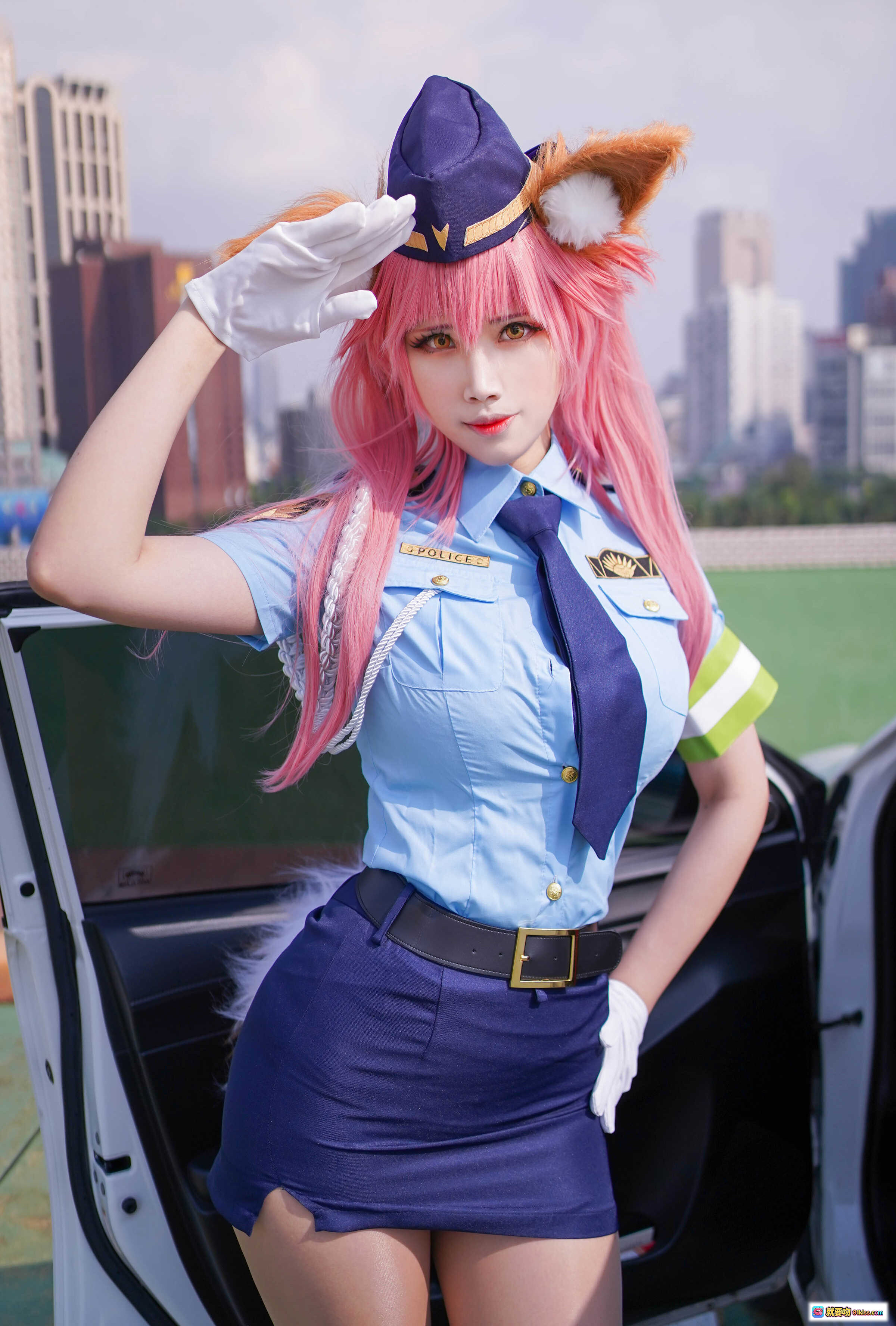 图片[7] - KaYa萱NO.013玉藻前女警装Cosplay写真｜粉发狐耳警服造型｜精致制服细节｜汽车场景拍摄｜20P高清图集 - 就要吻