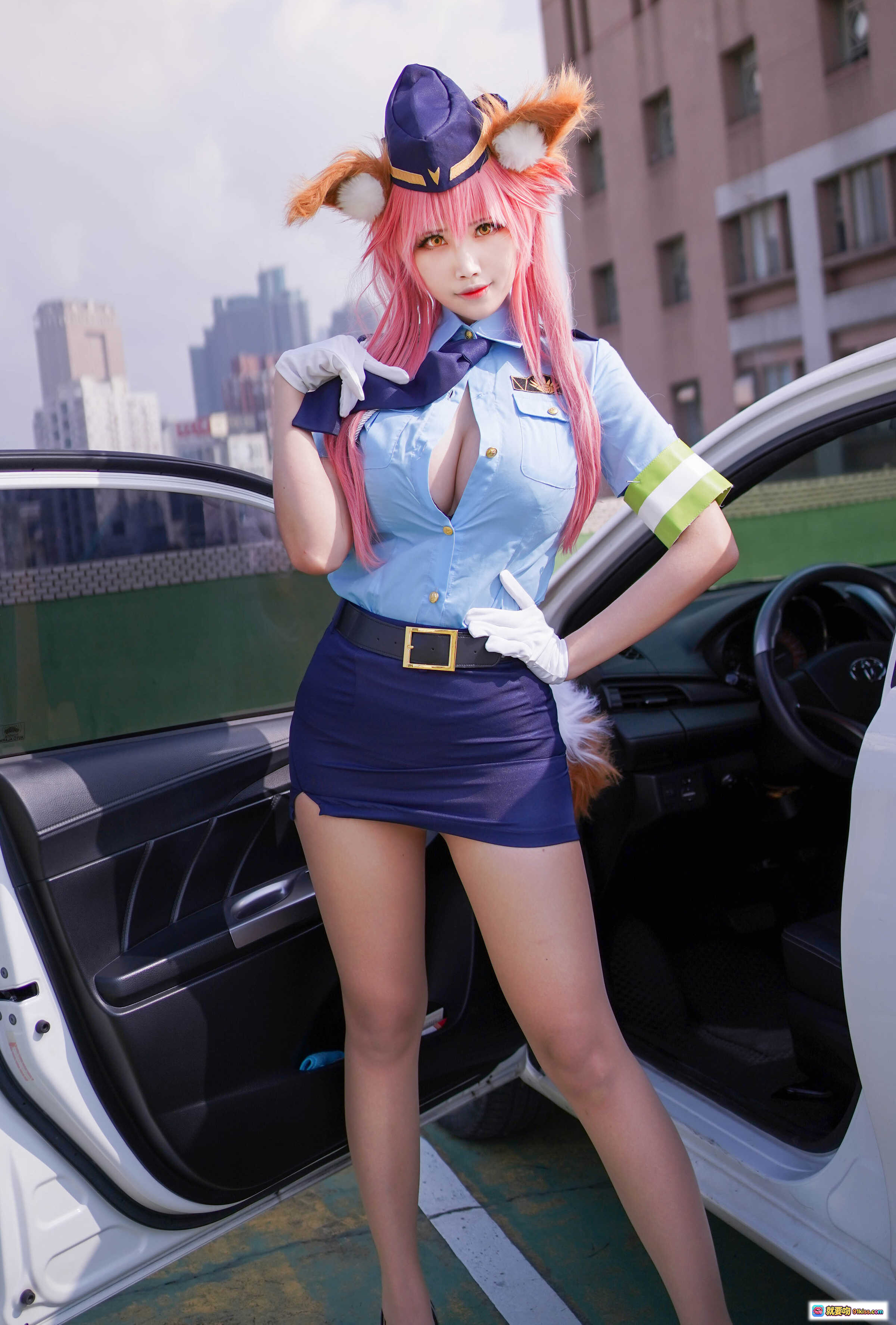 图片[6] - KaYa萱NO.013玉藻前女警装Cosplay写真｜粉发狐耳警服造型｜精致制服细节｜汽车场景拍摄｜20P高清图集 - 就要吻