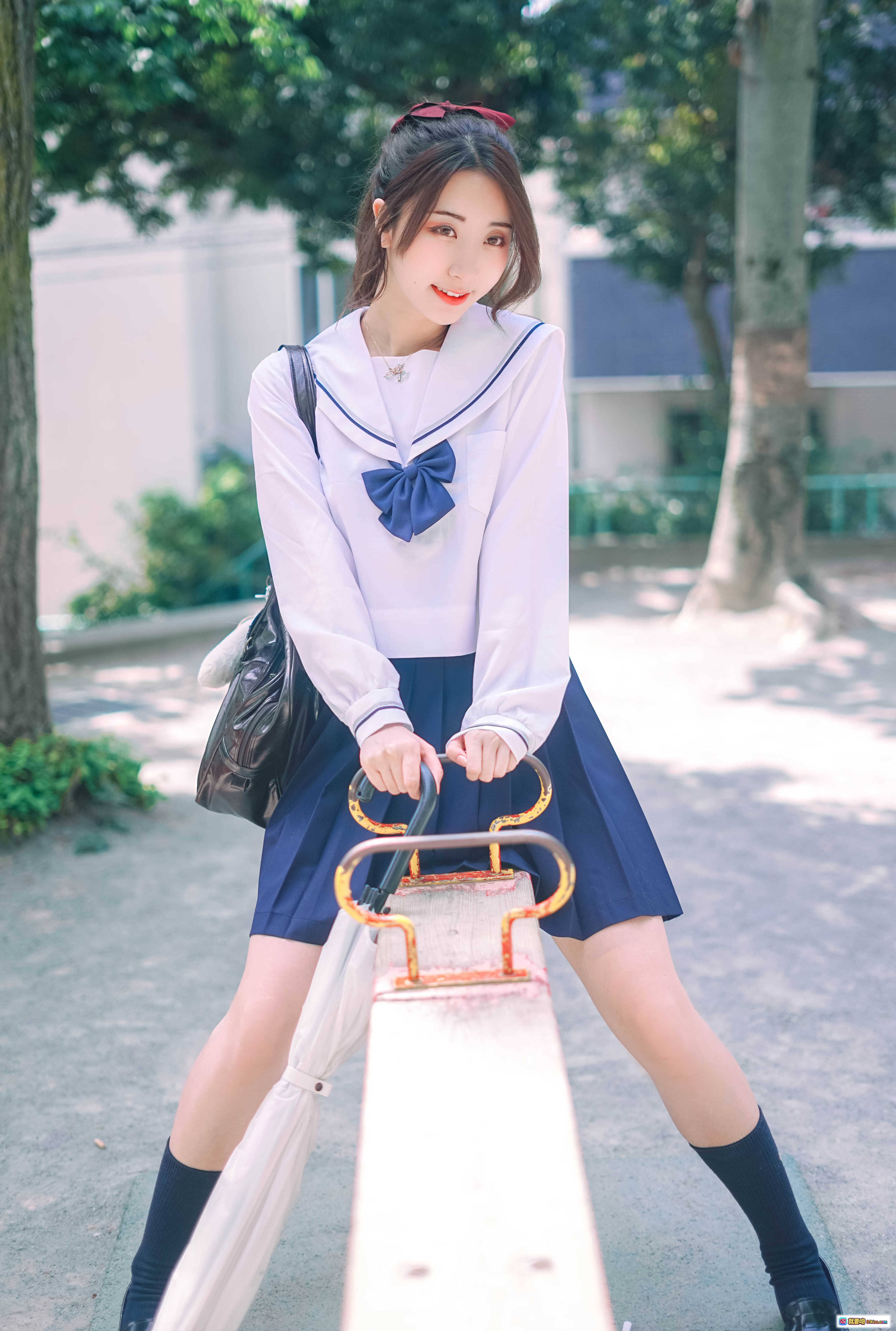 图片[4] - 黑川NO.034单马尾制服少女走廊写真｜水手服百褶裙黑袜皮鞋手持白伞日系校园风 - 就要吻