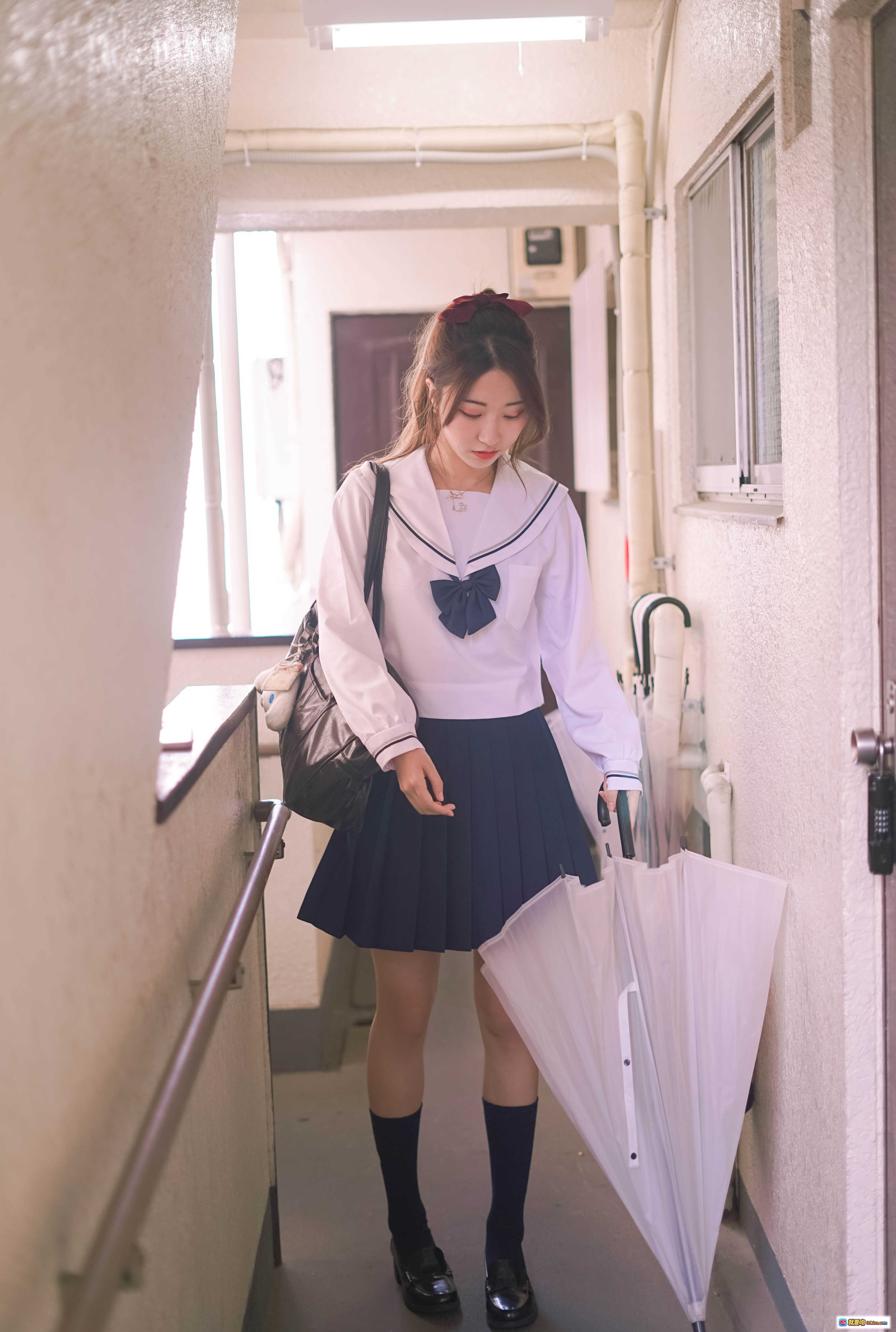 黑川NO.034单马尾制服少女走廊写真｜水手服百褶裙黑袜皮鞋手持白伞日系校园风 - 就要吻