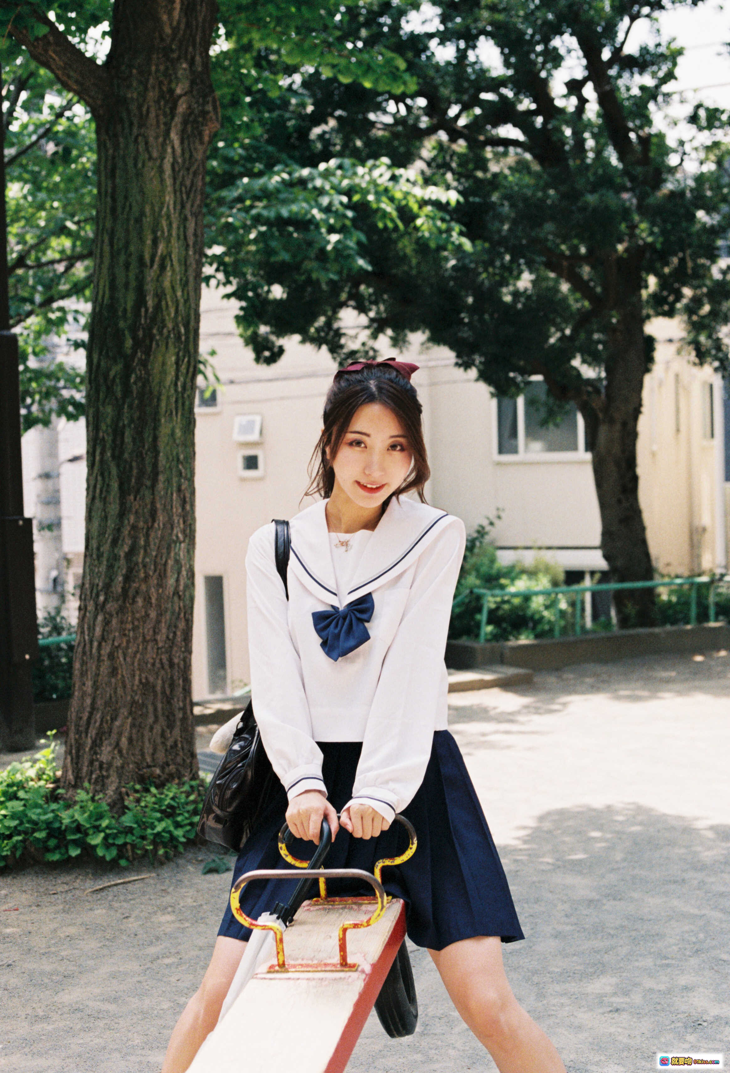 图片[7] - 黑川NO.034单马尾制服少女走廊写真｜水手服百褶裙黑袜皮鞋手持白伞日系校园风 - 就要吻
