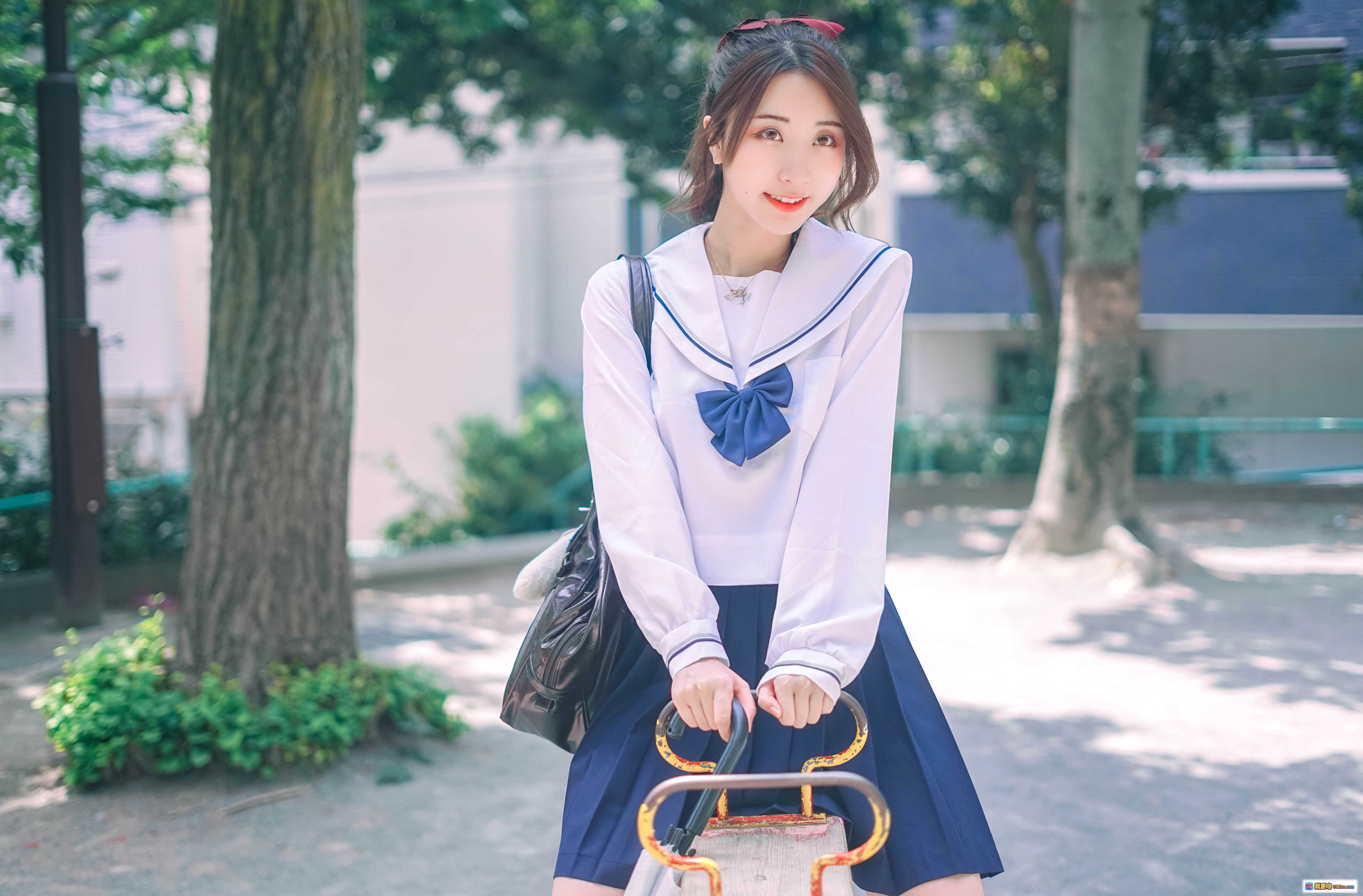 图片[3] - 黑川NO.034单马尾制服少女走廊写真｜水手服百褶裙黑袜皮鞋手持白伞日系校园风 - 就要吻