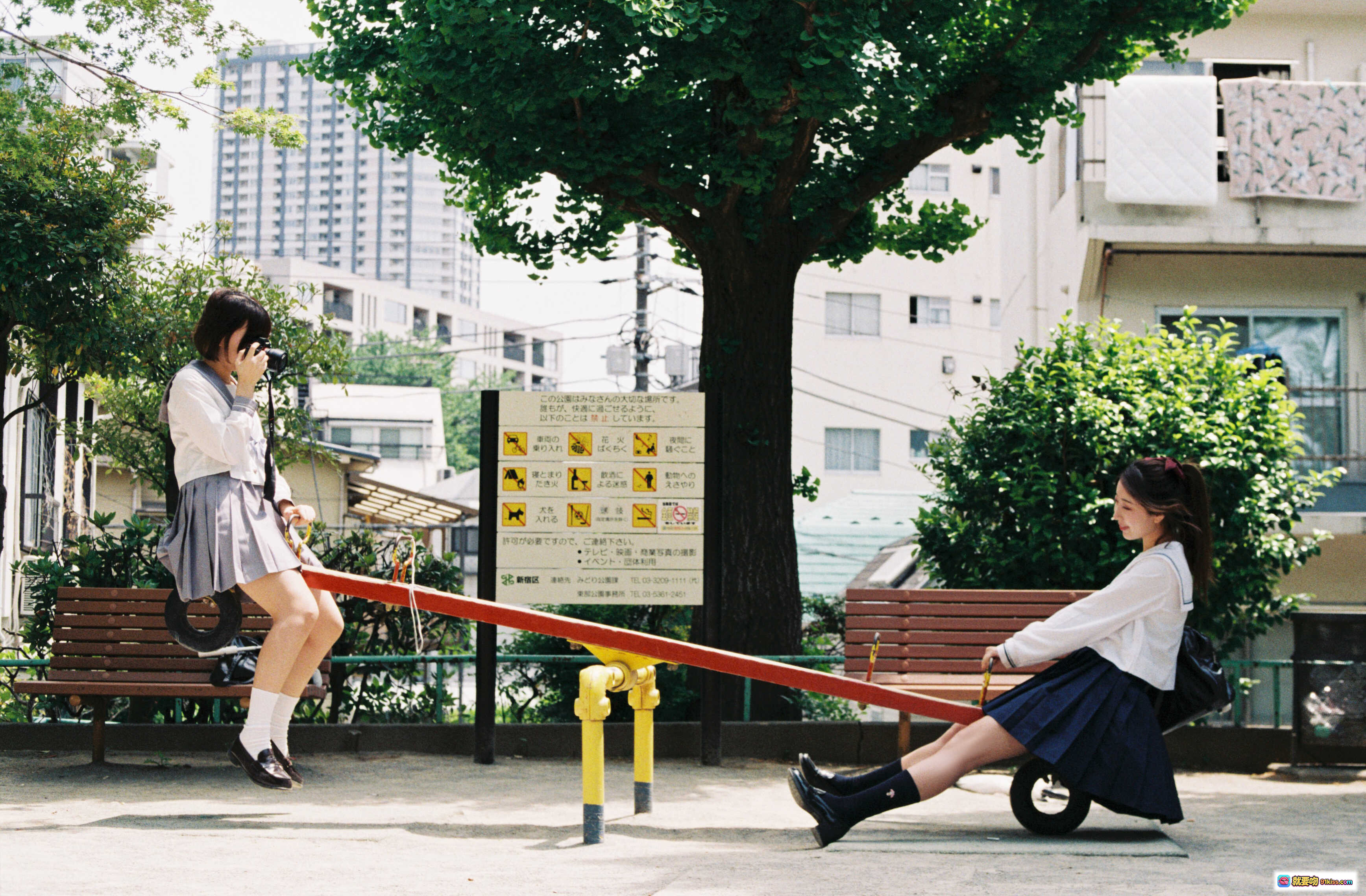 图片[6] - 黑川NO.034单马尾制服少女走廊写真｜水手服百褶裙黑袜皮鞋手持白伞日系校园风 - 就要吻