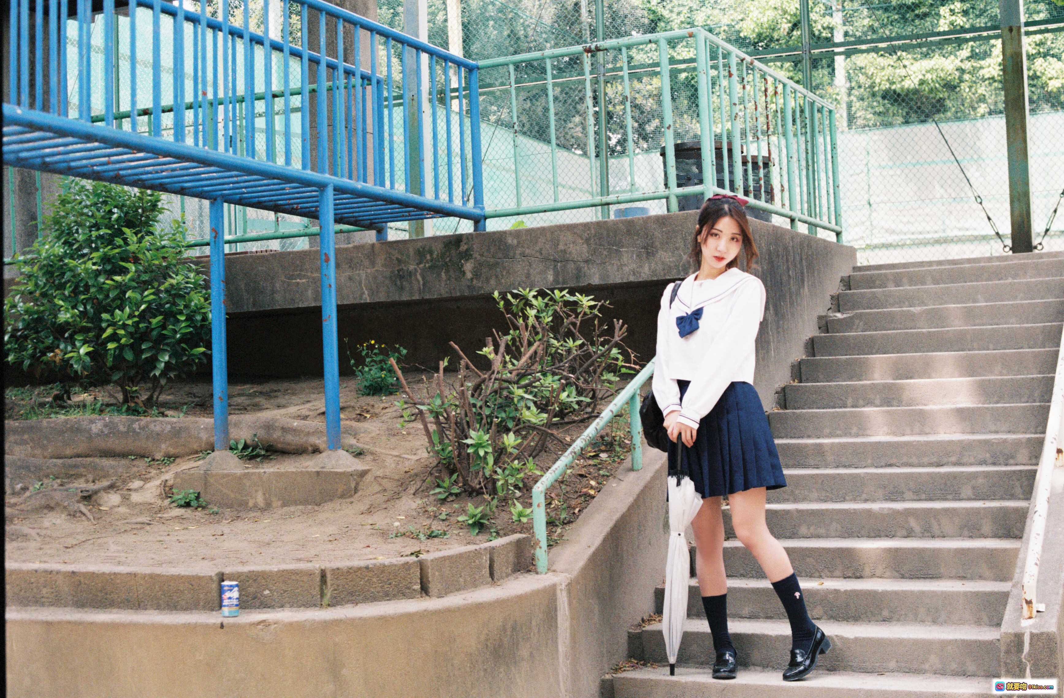 图片[10] - 黑川NO.034单马尾制服少女走廊写真｜水手服百褶裙黑袜皮鞋手持白伞日系校园风 - 就要吻