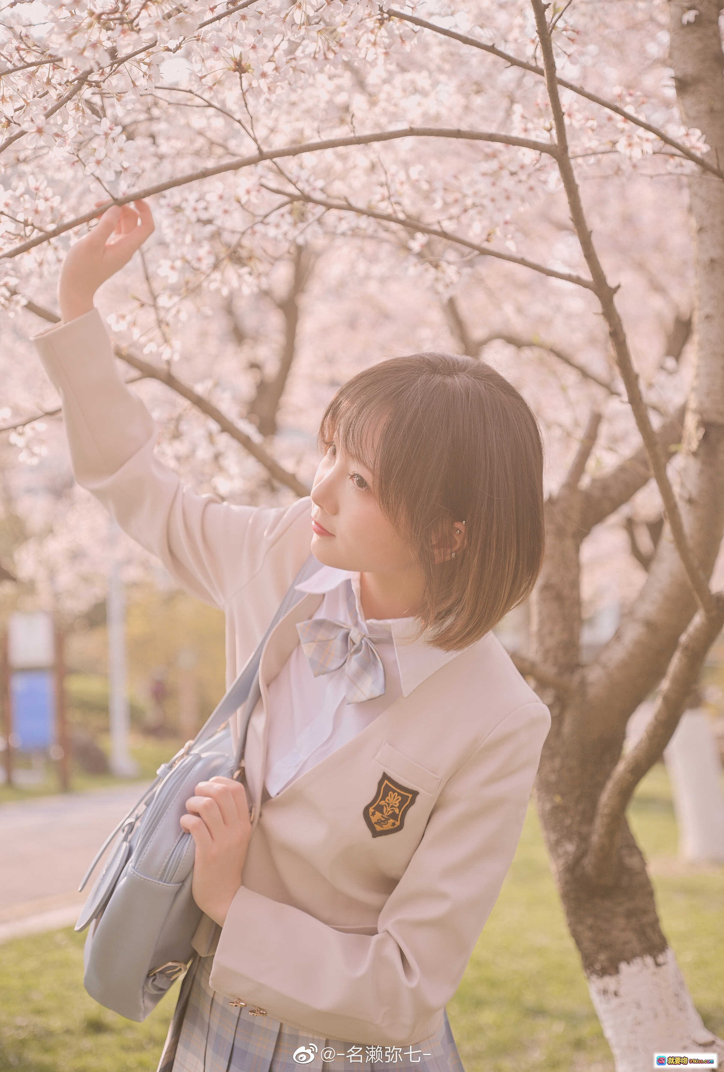 图片[10] - 名濑弥七樱花写真集NO.03 | 粉樱树下少女温柔微笑 | 浅色外套格裙清新穿搭 | 蓝色手提包点缀春日氛围 | 14P高清摄影美图 - 就要吻