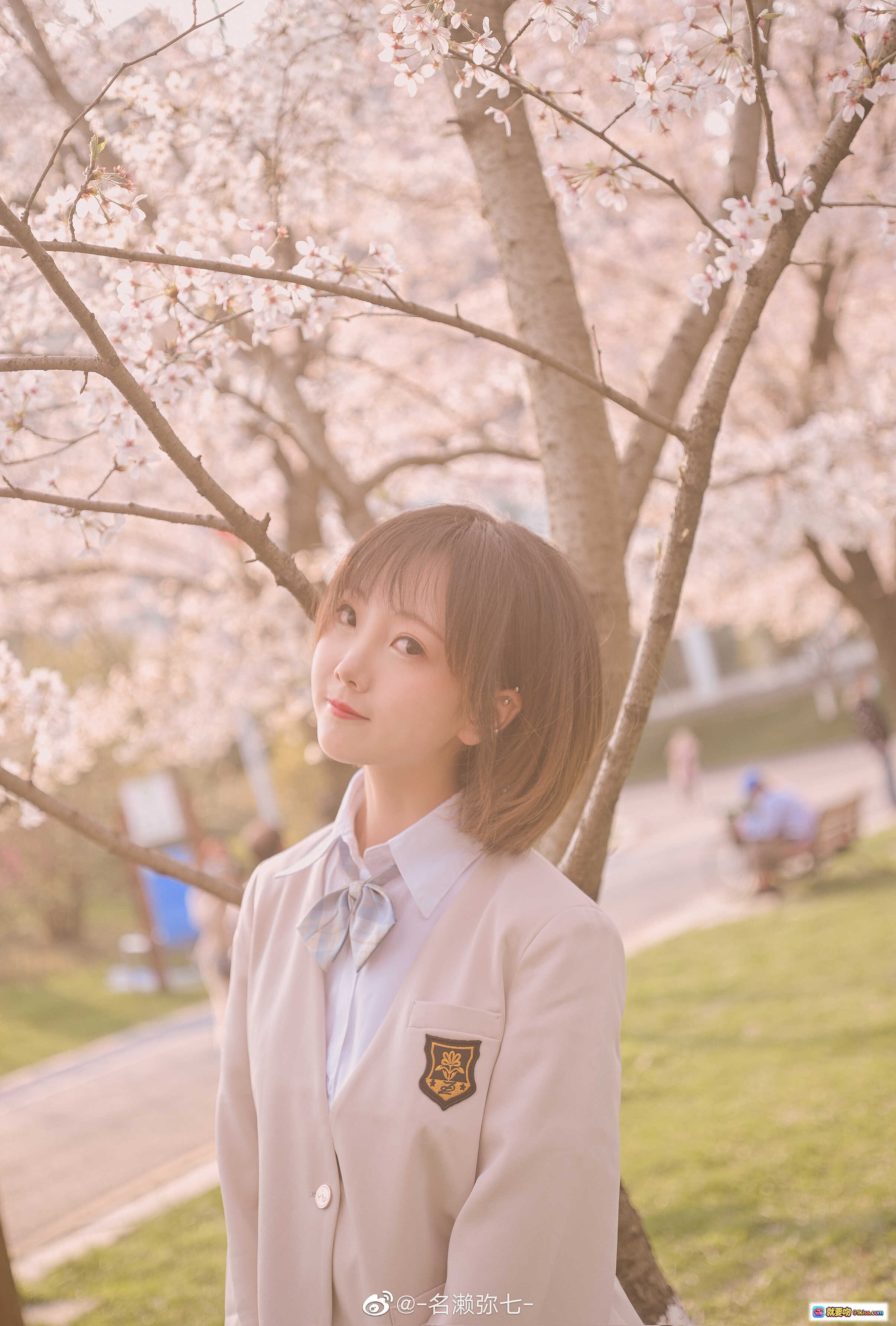 图片[6] - 名濑弥七樱花写真集NO.03 | 粉樱树下少女温柔微笑 | 浅色外套格裙清新穿搭 | 蓝色手提包点缀春日氛围 | 14P高清摄影美图 - 就要吻