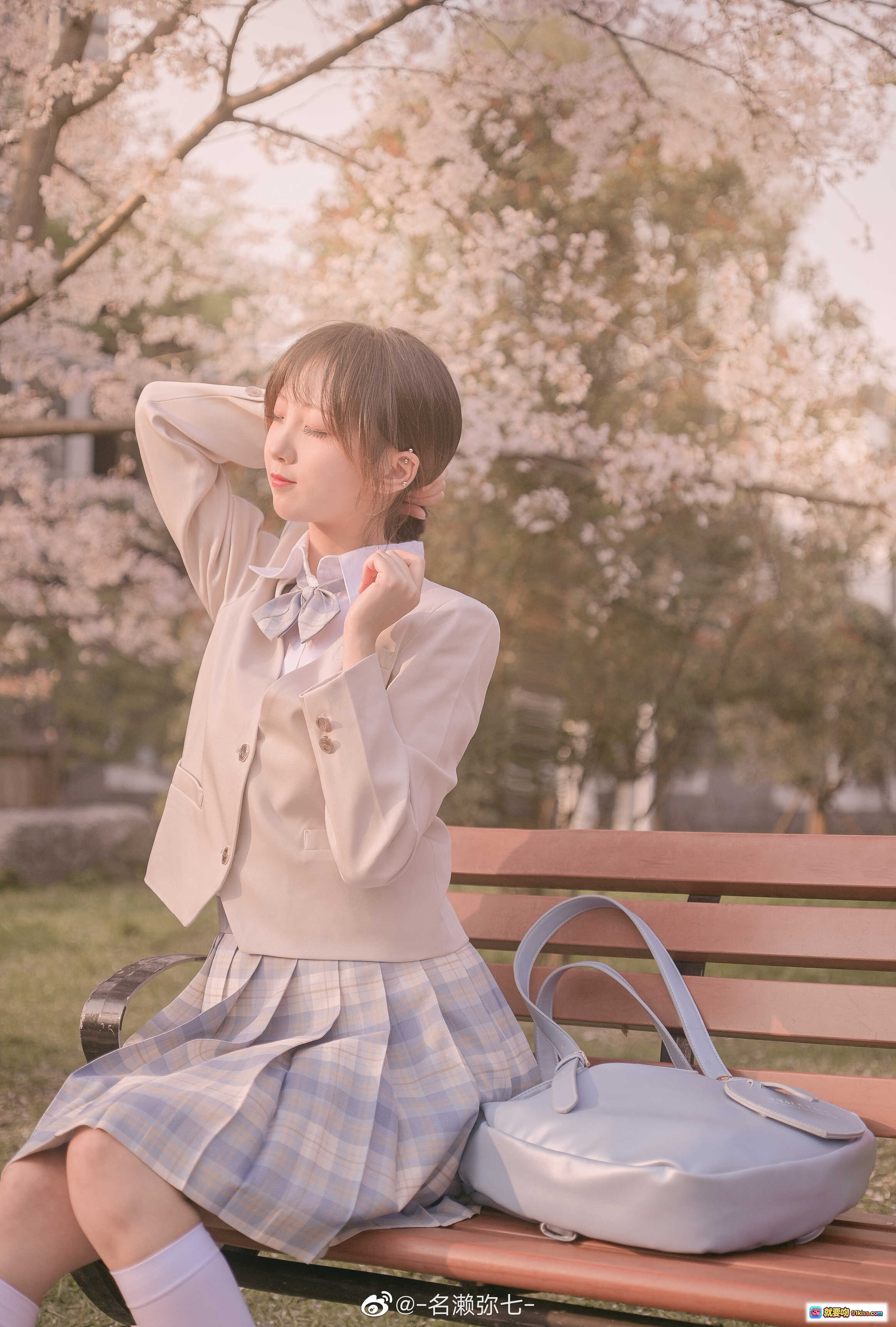 图片[3] - 名濑弥七樱花写真集NO.03 | 粉樱树下少女温柔微笑 | 浅色外套格裙清新穿搭 | 蓝色手提包点缀春日氛围 | 14P高清摄影美图 - 就要吻