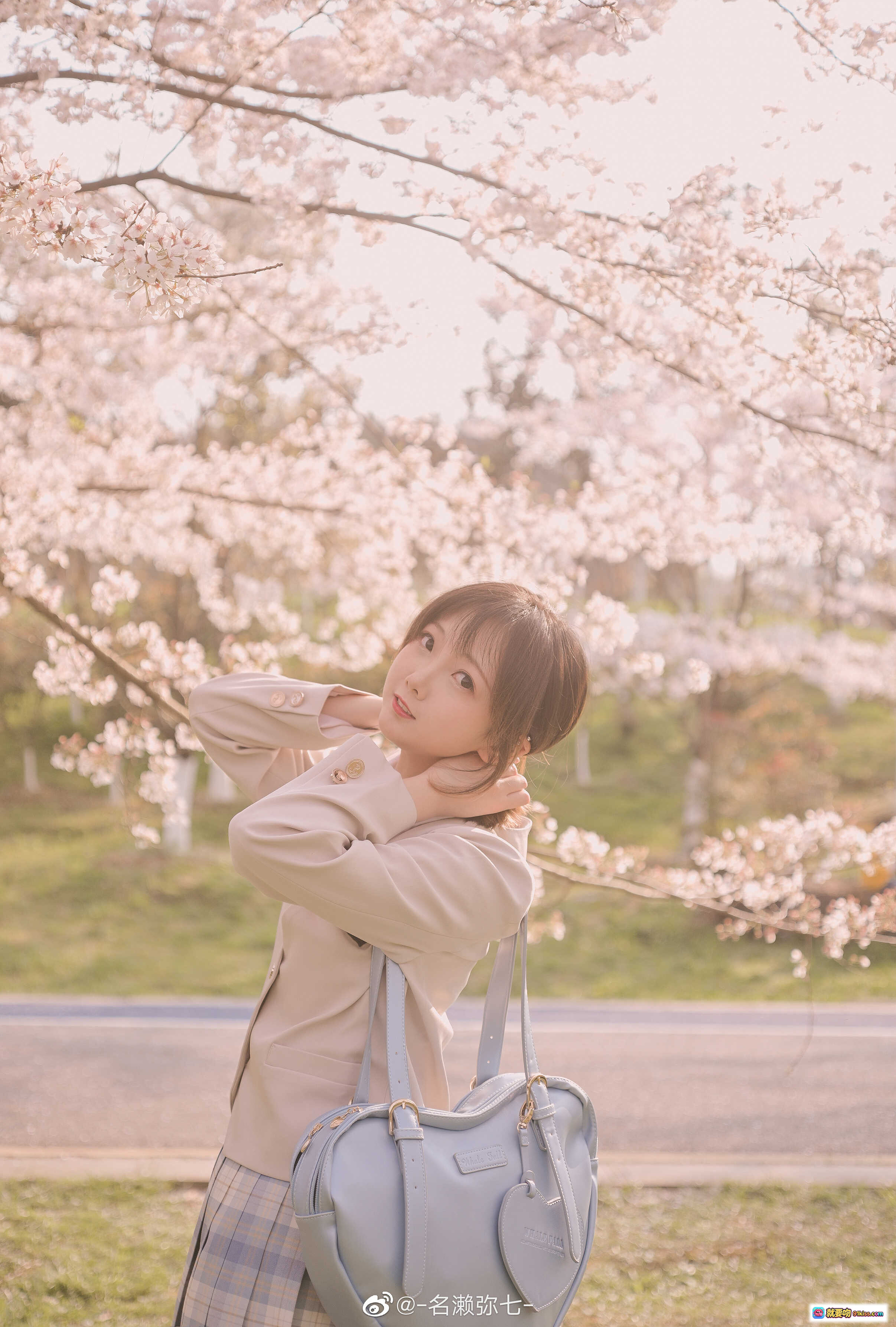 名濑弥七樱花写真集NO.03 | 粉樱树下少女温柔微笑 | 浅色外套格裙清新穿搭 | 蓝色手提包点缀春日氛围 | 14P高清摄影美图 - 就要吻