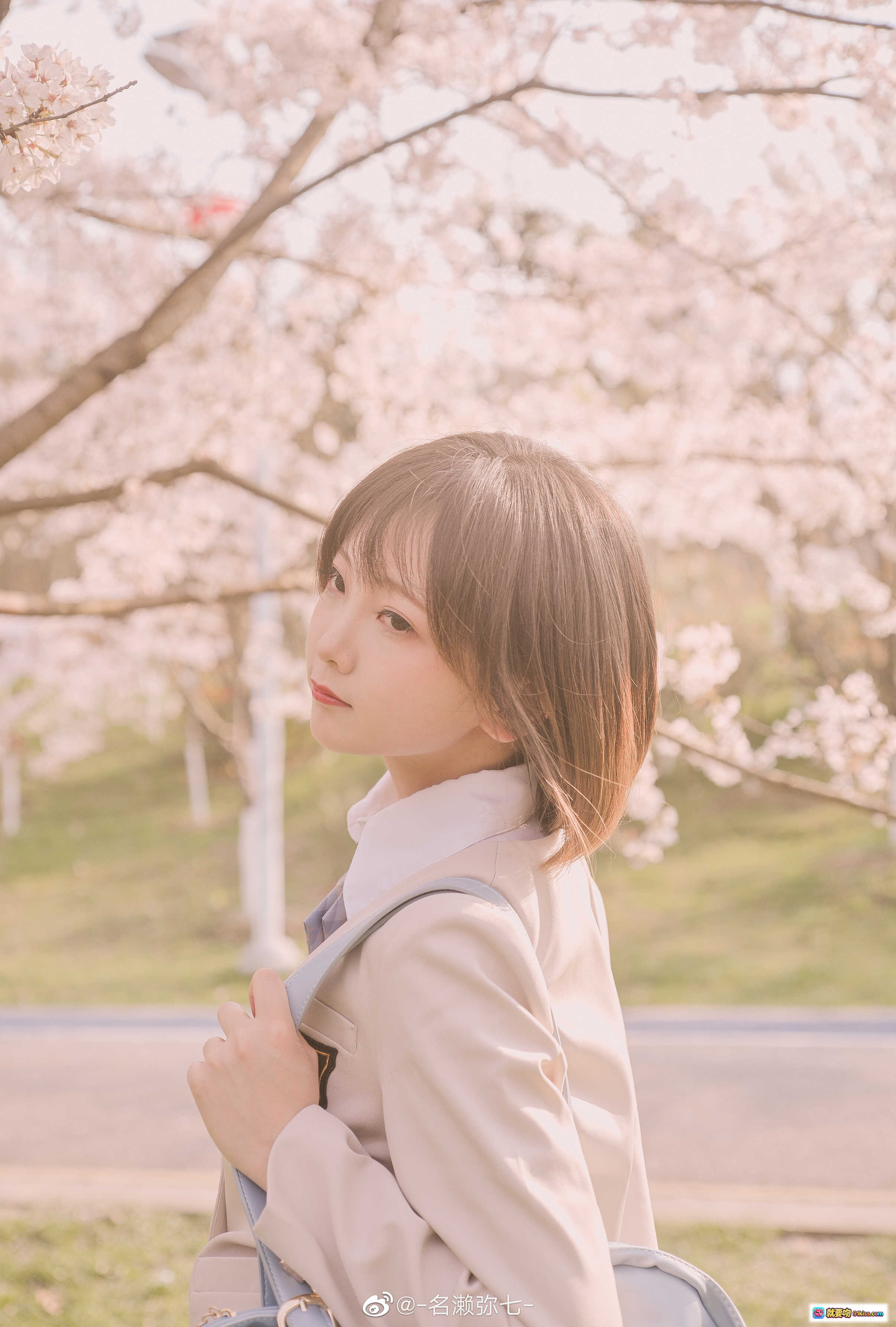 图片[5] - 名濑弥七樱花写真集NO.03 | 粉樱树下少女温柔微笑 | 浅色外套格裙清新穿搭 | 蓝色手提包点缀春日氛围 | 14P高清摄影美图 - 就要吻