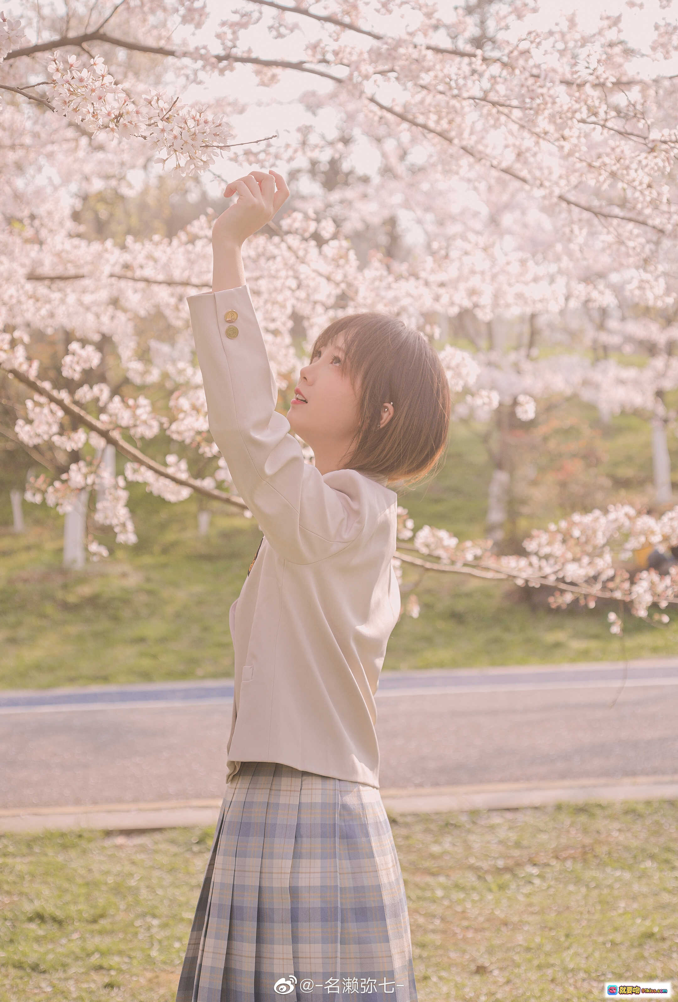 图片[4] - 名濑弥七樱花写真集NO.03 | 粉樱树下少女温柔微笑 | 浅色外套格裙清新穿搭 | 蓝色手提包点缀春日氛围 | 14P高清摄影美图 - 就要吻