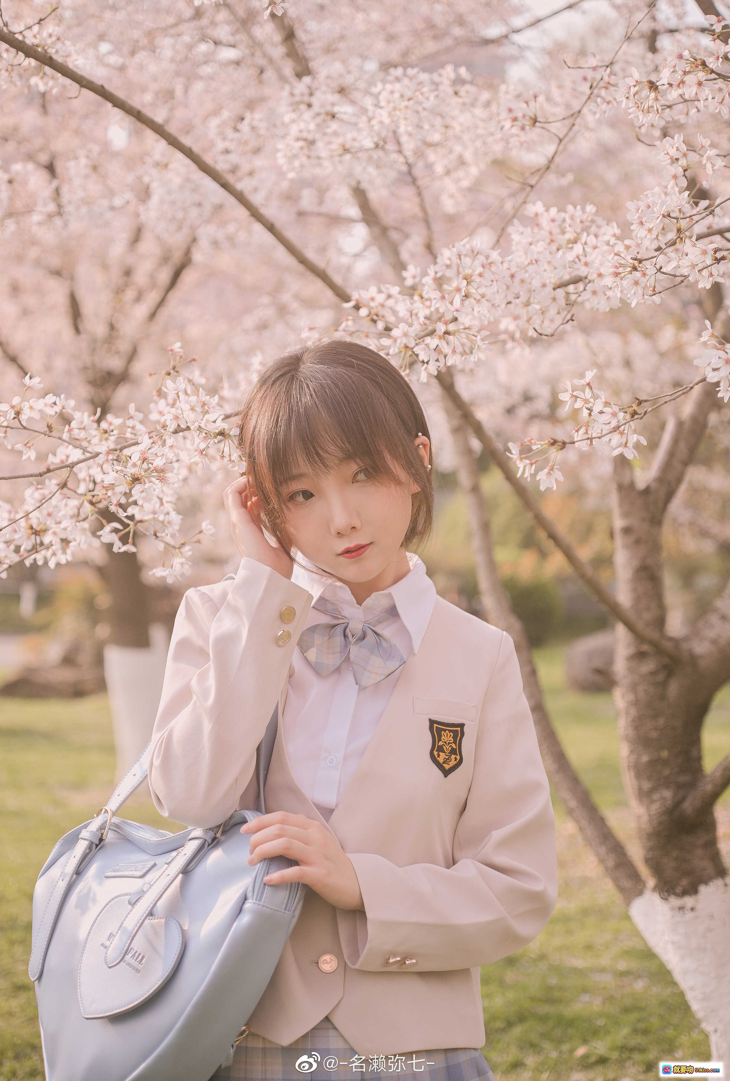 图片[9] - 名濑弥七樱花写真集NO.03 | 粉樱树下少女温柔微笑 | 浅色外套格裙清新穿搭 | 蓝色手提包点缀春日氛围 | 14P高清摄影美图 - 就要吻