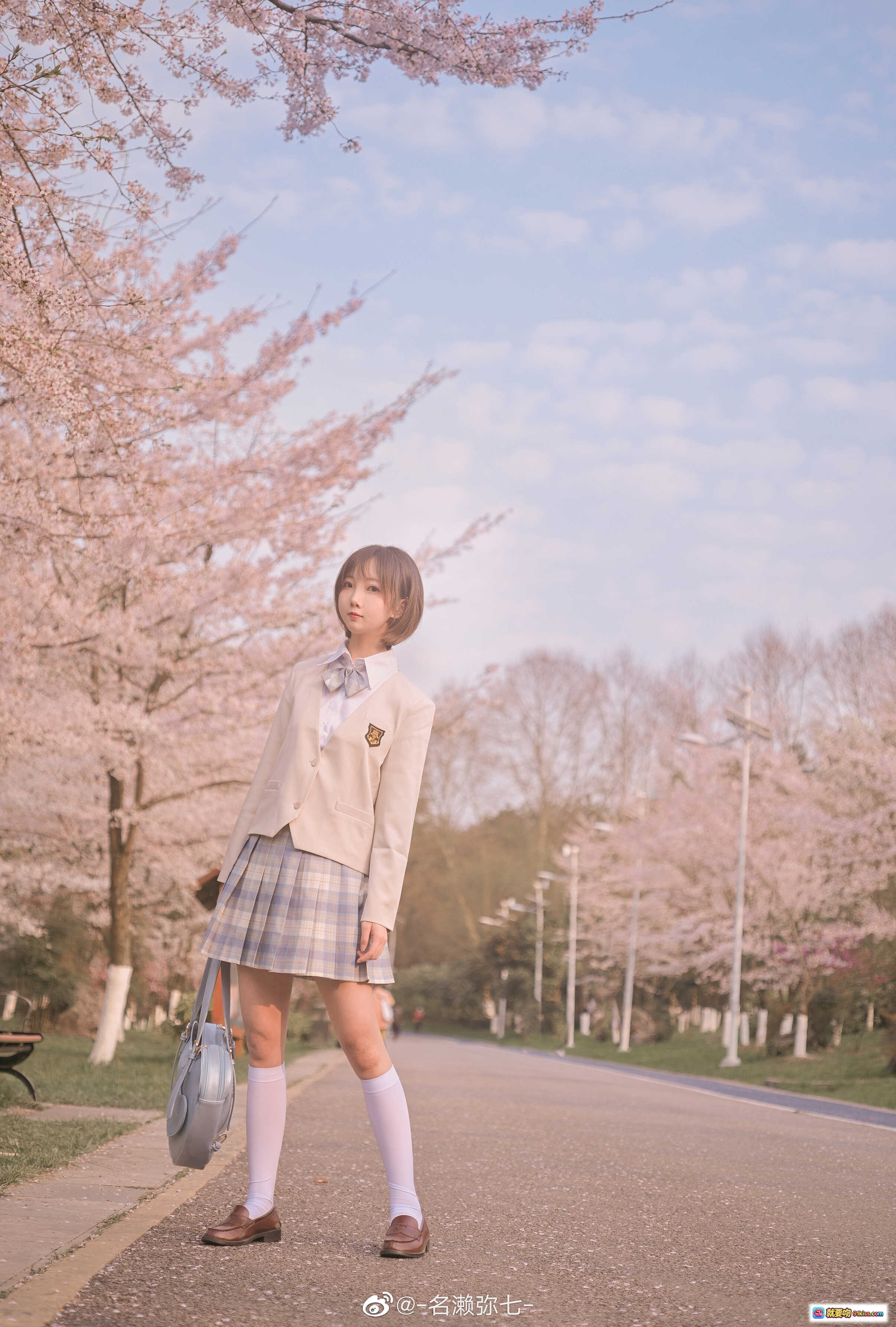 图片[7] - 名濑弥七樱花写真集NO.03 | 粉樱树下少女温柔微笑 | 浅色外套格裙清新穿搭 | 蓝色手提包点缀春日氛围 | 14P高清摄影美图 - 就要吻