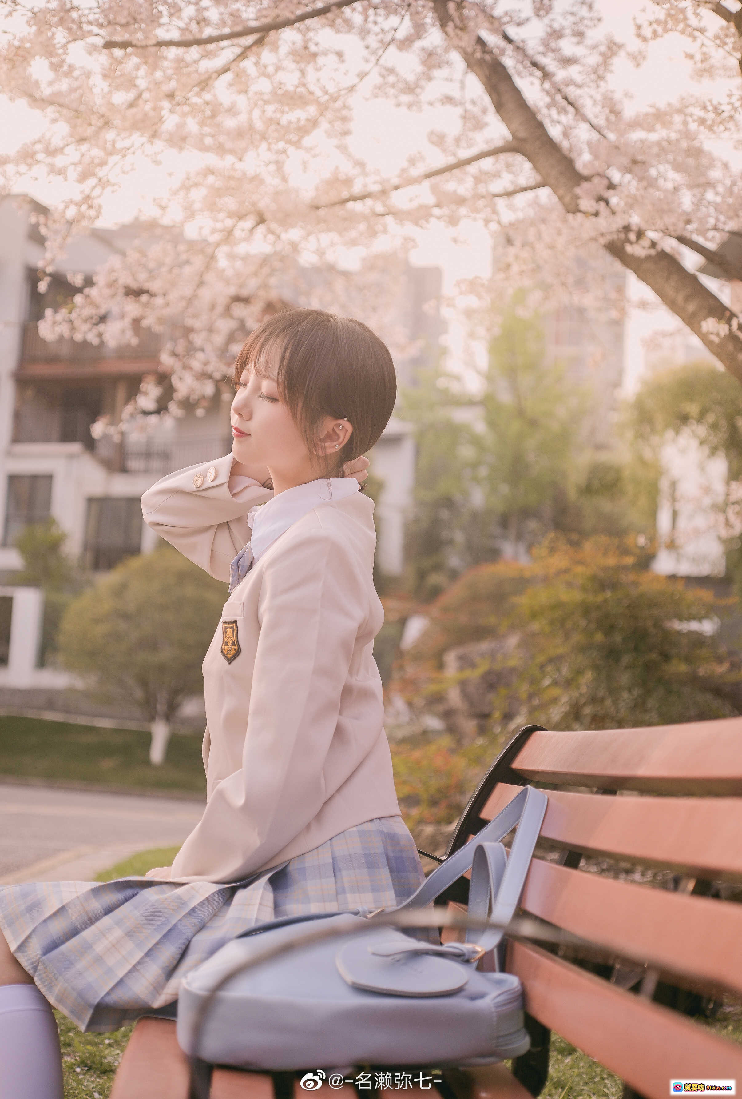 图片[2] - 名濑弥七樱花写真集NO.03 | 粉樱树下少女温柔微笑 | 浅色外套格裙清新穿搭 | 蓝色手提包点缀春日氛围 | 14P高清摄影美图 - 就要吻